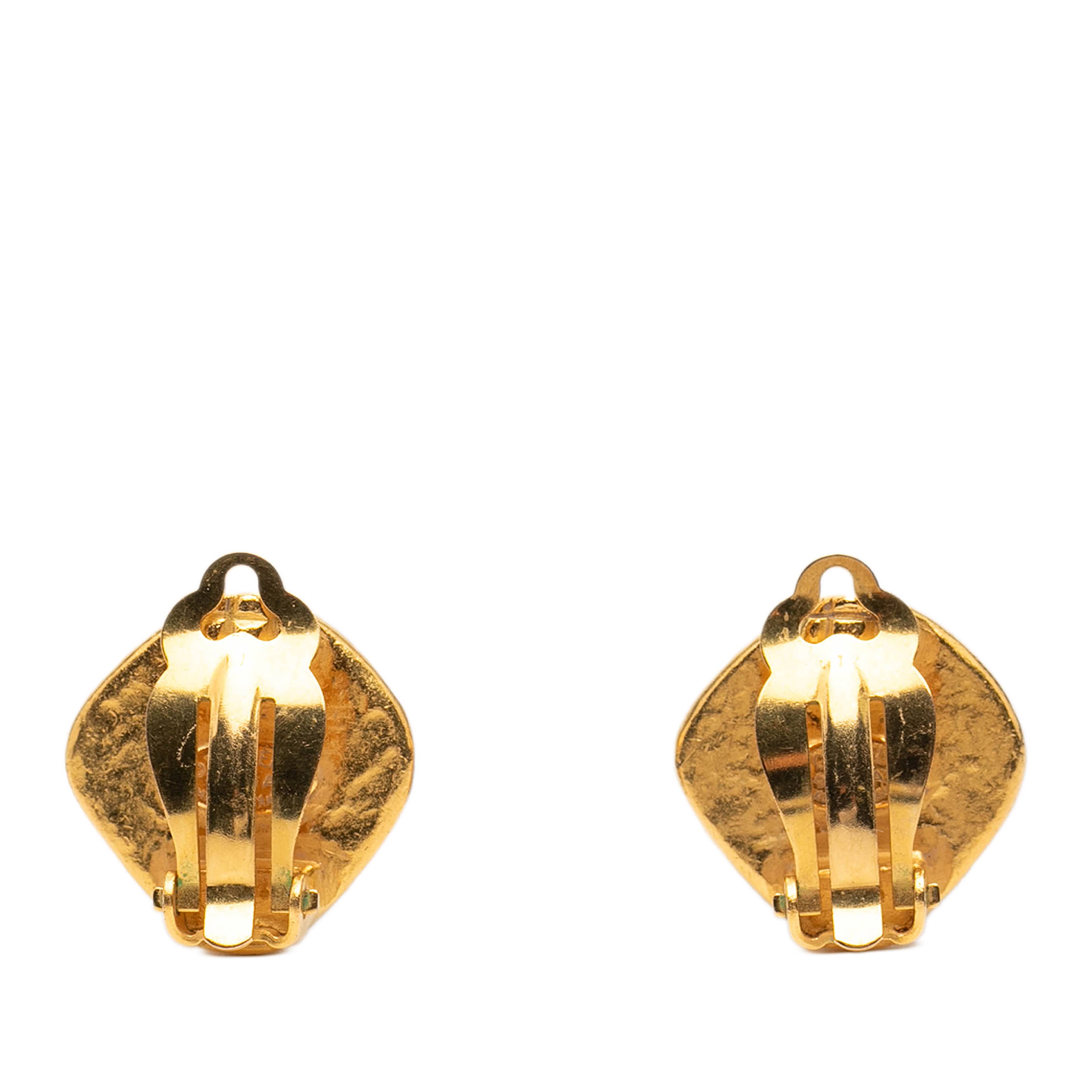 Chanel Cc Gold Plated Diamond Shape Clip On Earrings, från Luxclusif, i färgen gold. Klicka för att öppna bilden i stort format