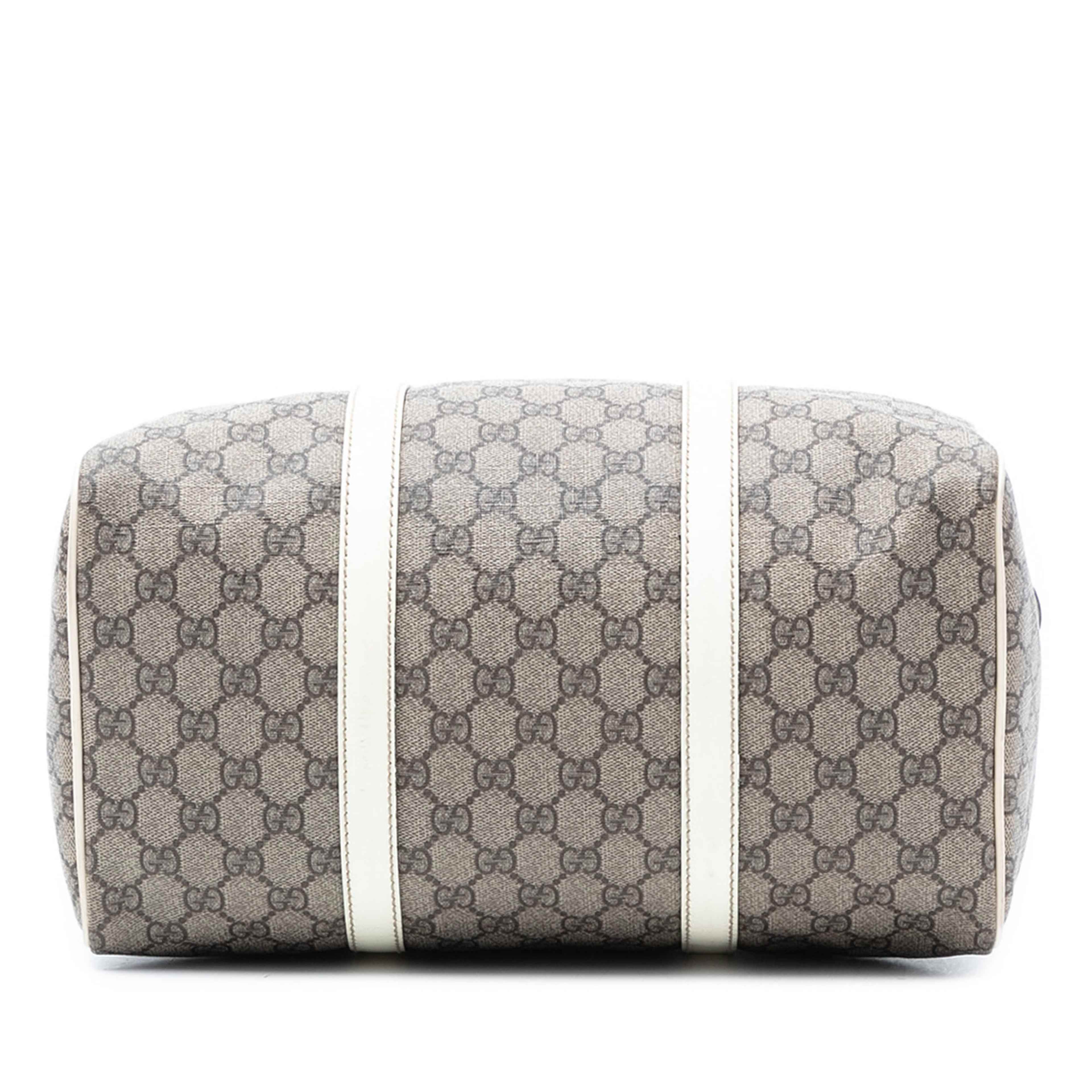 Gucci Medium Gg Supreme Joy Boston Bag, från Luxclusif, i färgen beige. Klicka för att öppna bilden i stort format