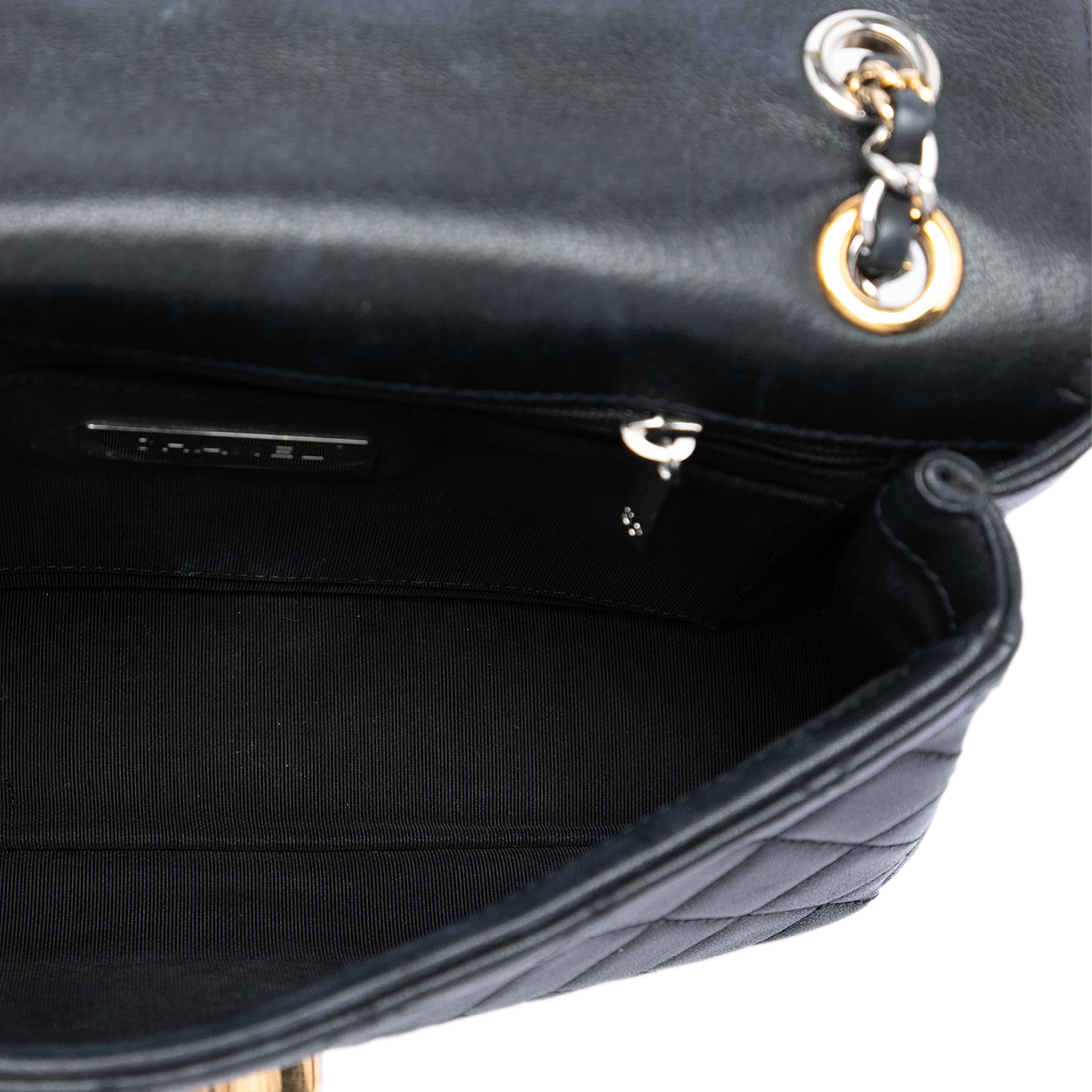 Chanel Quilted Lambskin Turn And Lock Flap, från Luxclusif, i färgen black. Klicka för att öppna bilden i stort format
