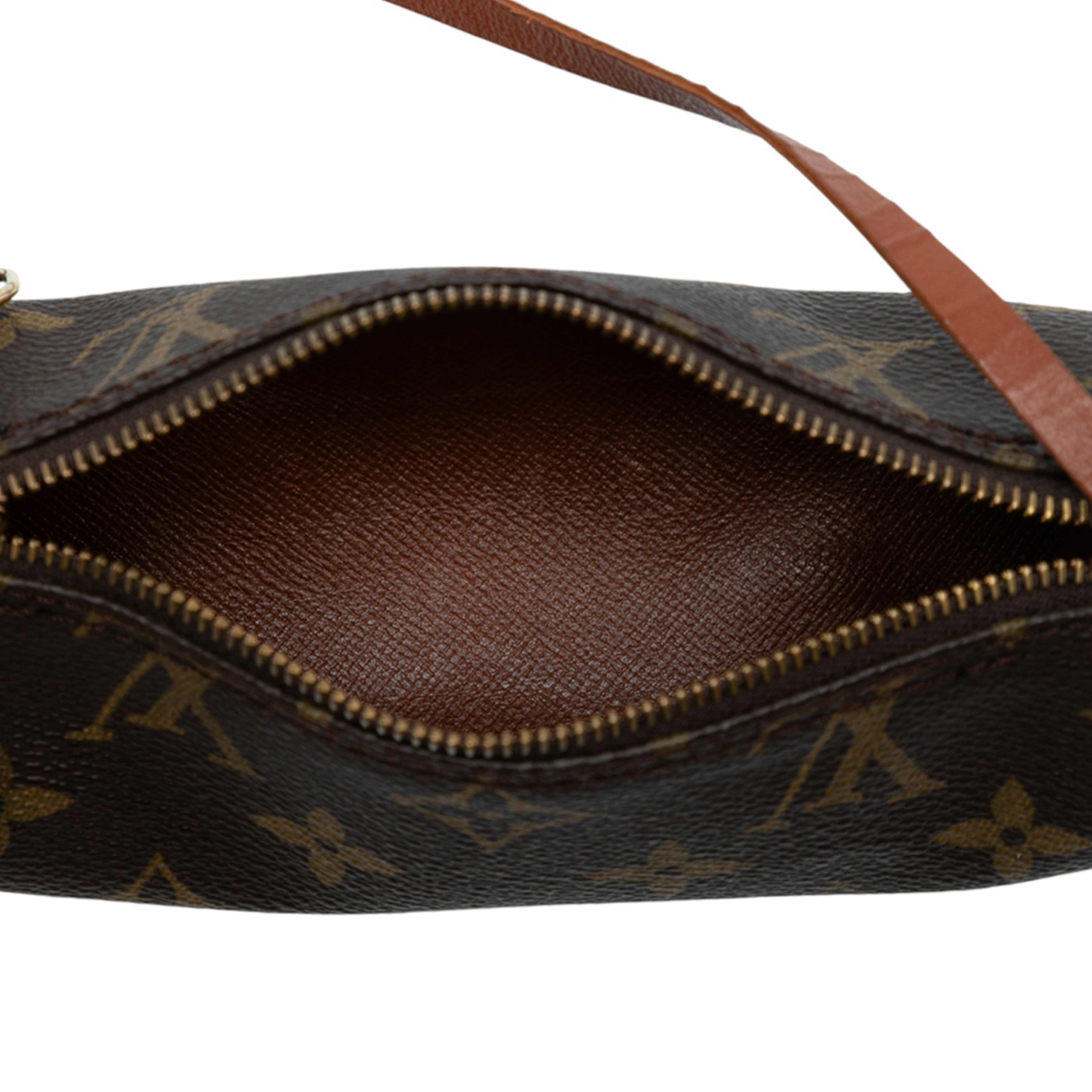 Louis Vuitton Monogram Papillon Pochette, från Luxclusif, i färgen brown. Klicka för att öppna bilden i stort format