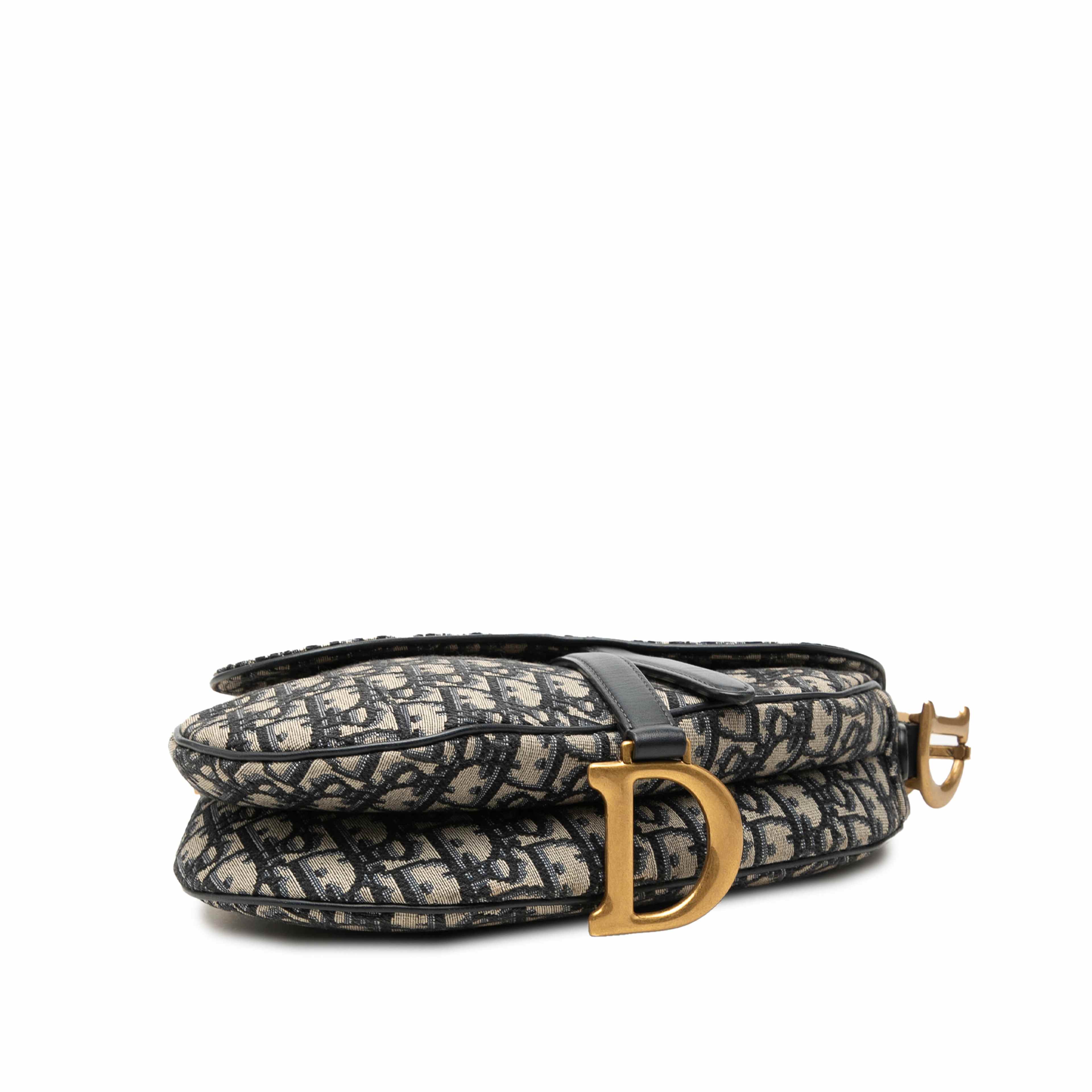 Dior Oblique Canvas Saddle Bag, från Luxclusif, i färgen blå. Klicka för att öppna bilden i stort format
