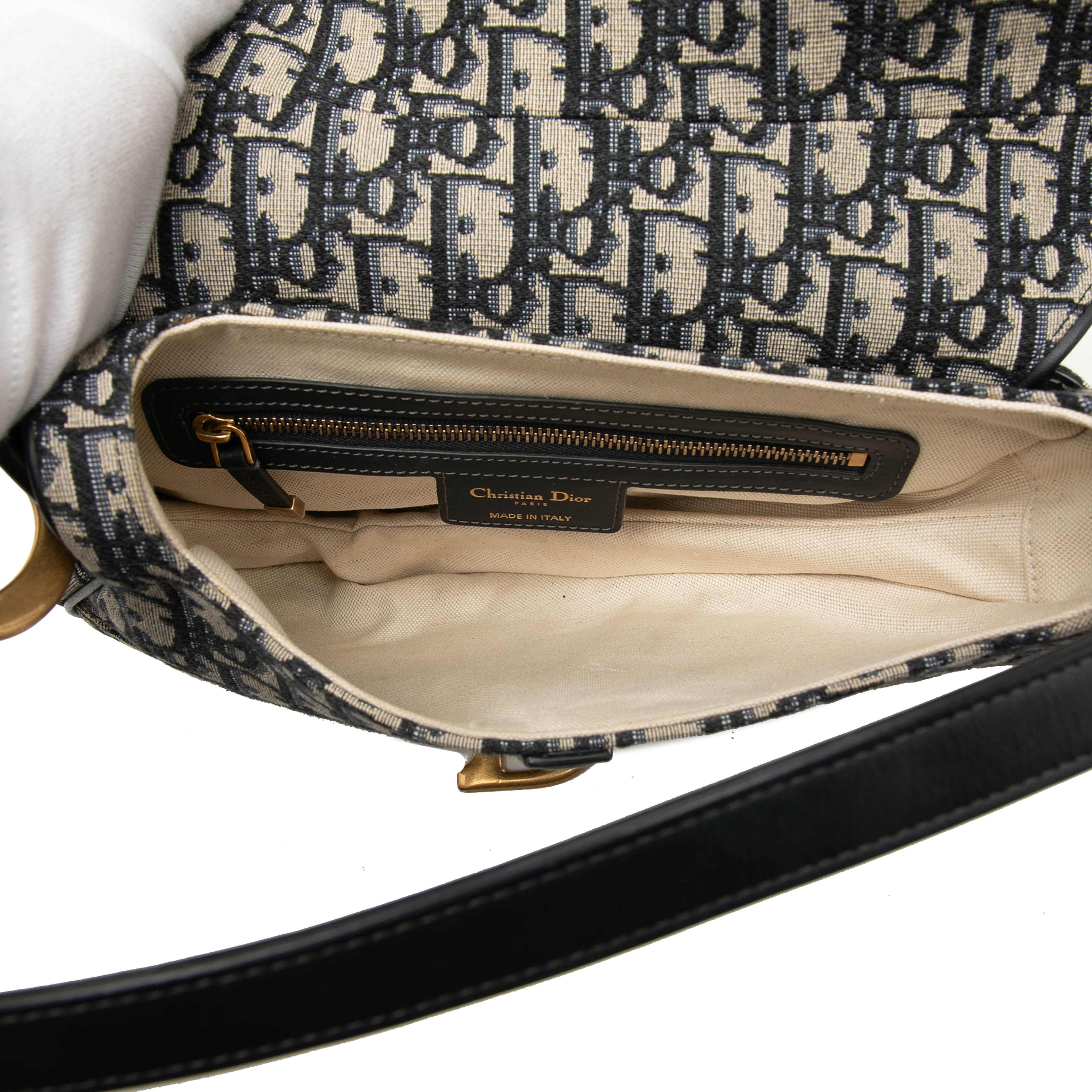 Dior Oblique Canvas Saddle Bag, från Luxclusif, i färgen blå. Klicka för att öppna bilden i stort format
