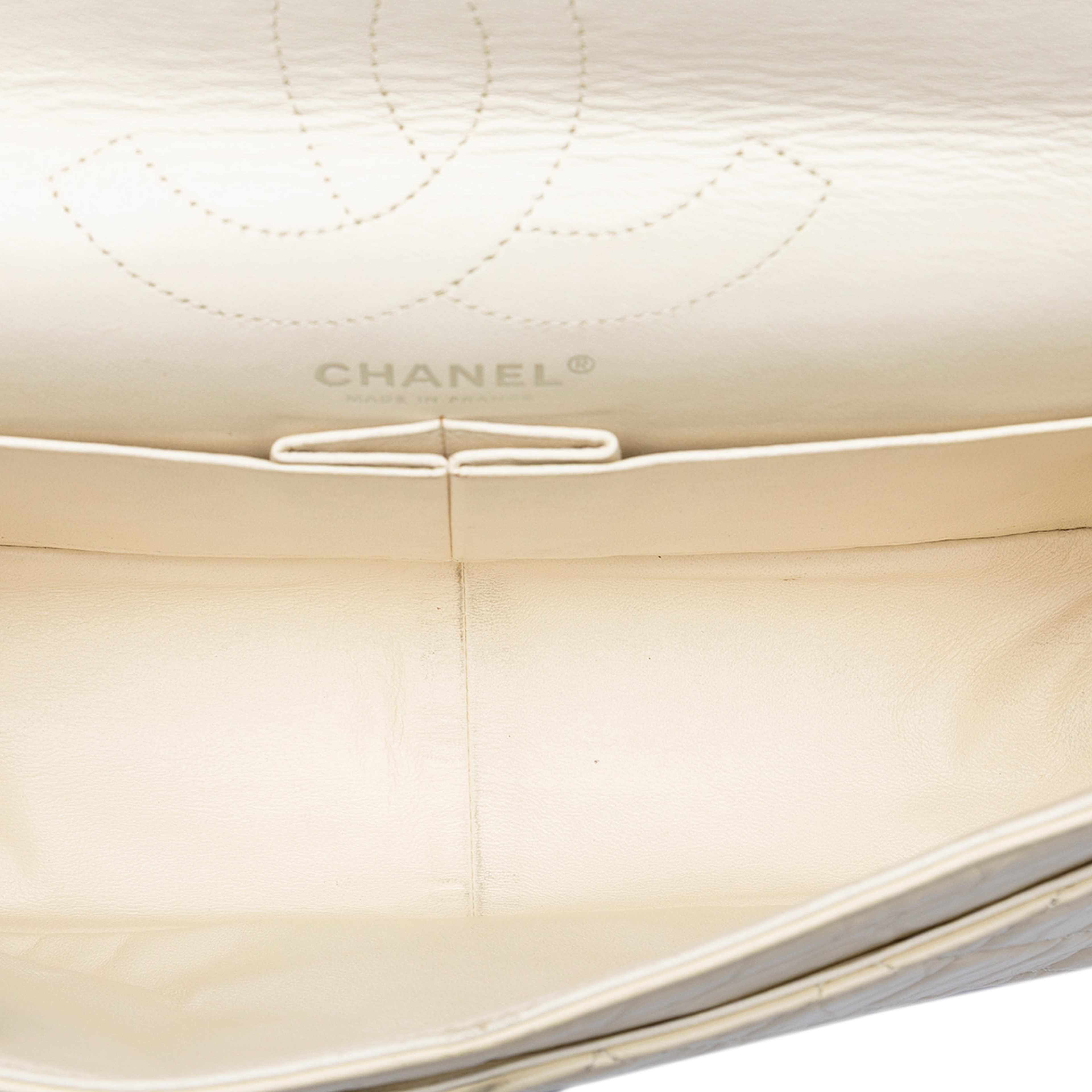 Chanel Quilted Aged Calfskin Reissue 2.55 Double Flap 226, från Luxclusif, i färgen vit. Klicka för att öppna bilden i stort format
