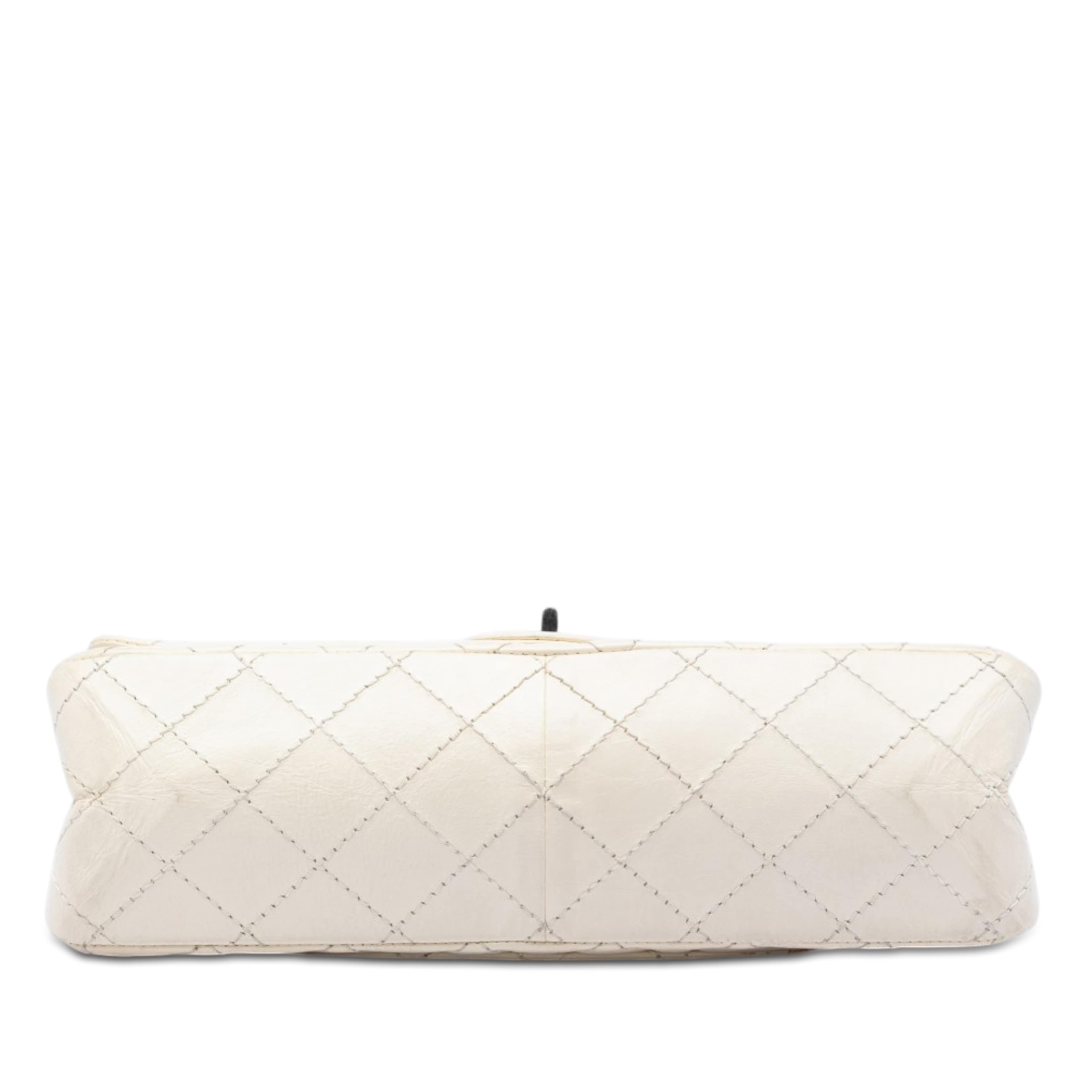 Chanel Quilted Aged Calfskin Reissue 2.55 Double Flap 226, från Luxclusif, i färgen vit. Klicka för att öppna bilden i stort format