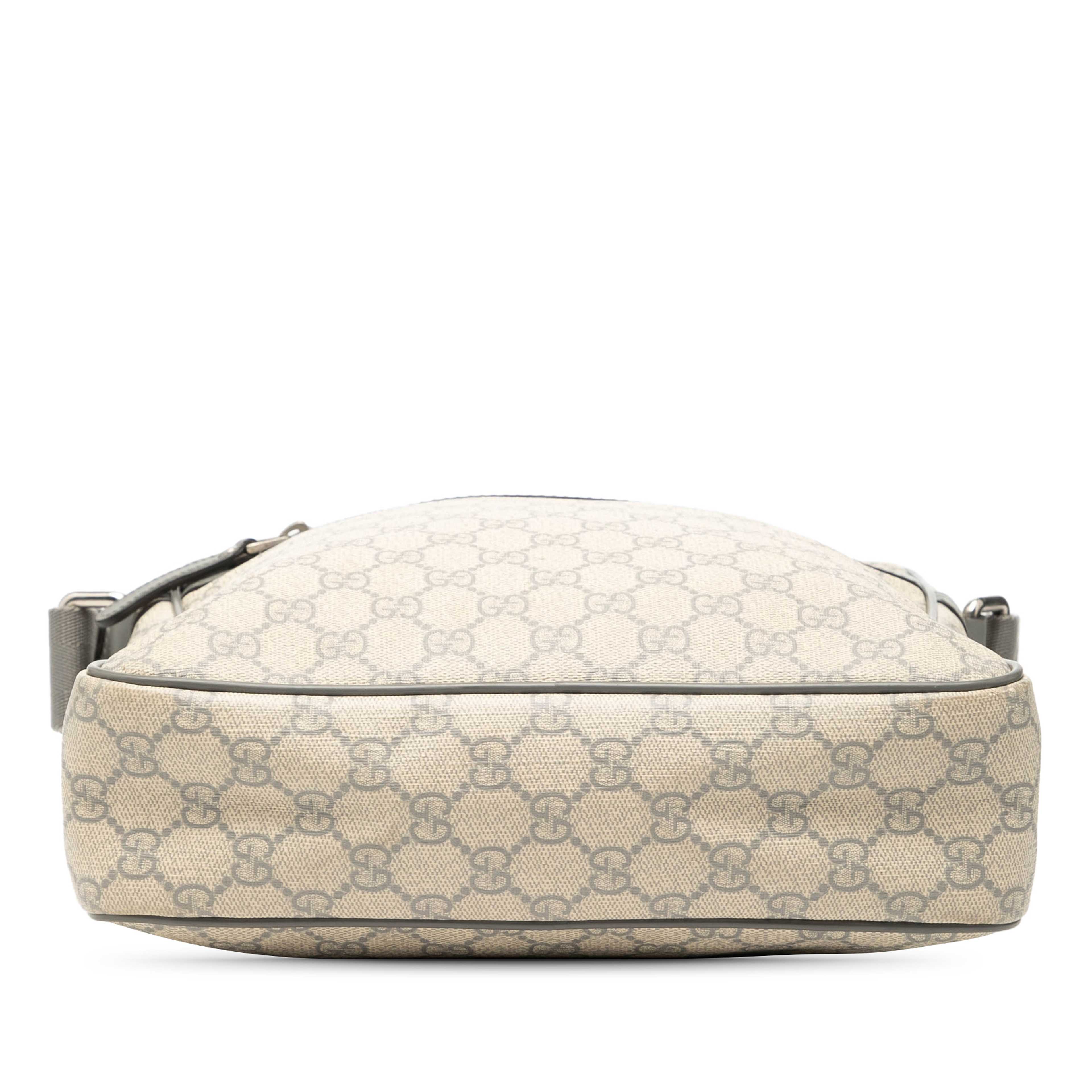 Gucci Gg Supreme Crossbody, från Luxclusif, i färgen beige. Klicka för att öppna bilden i stort format