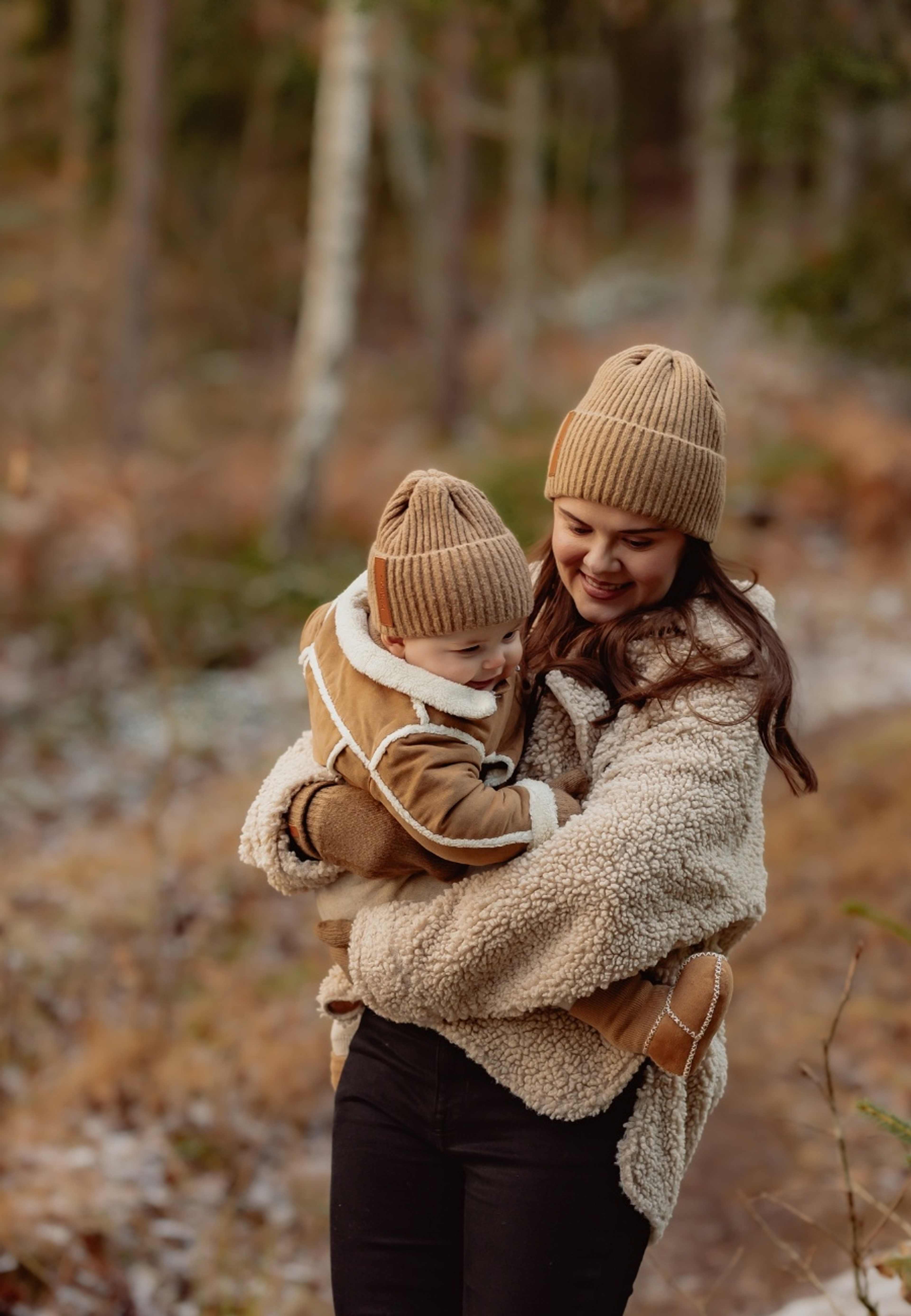 Beanie - Vuxen, från BabyMocs, i färgen caramel. Klicka för att öppna bilden i stort format