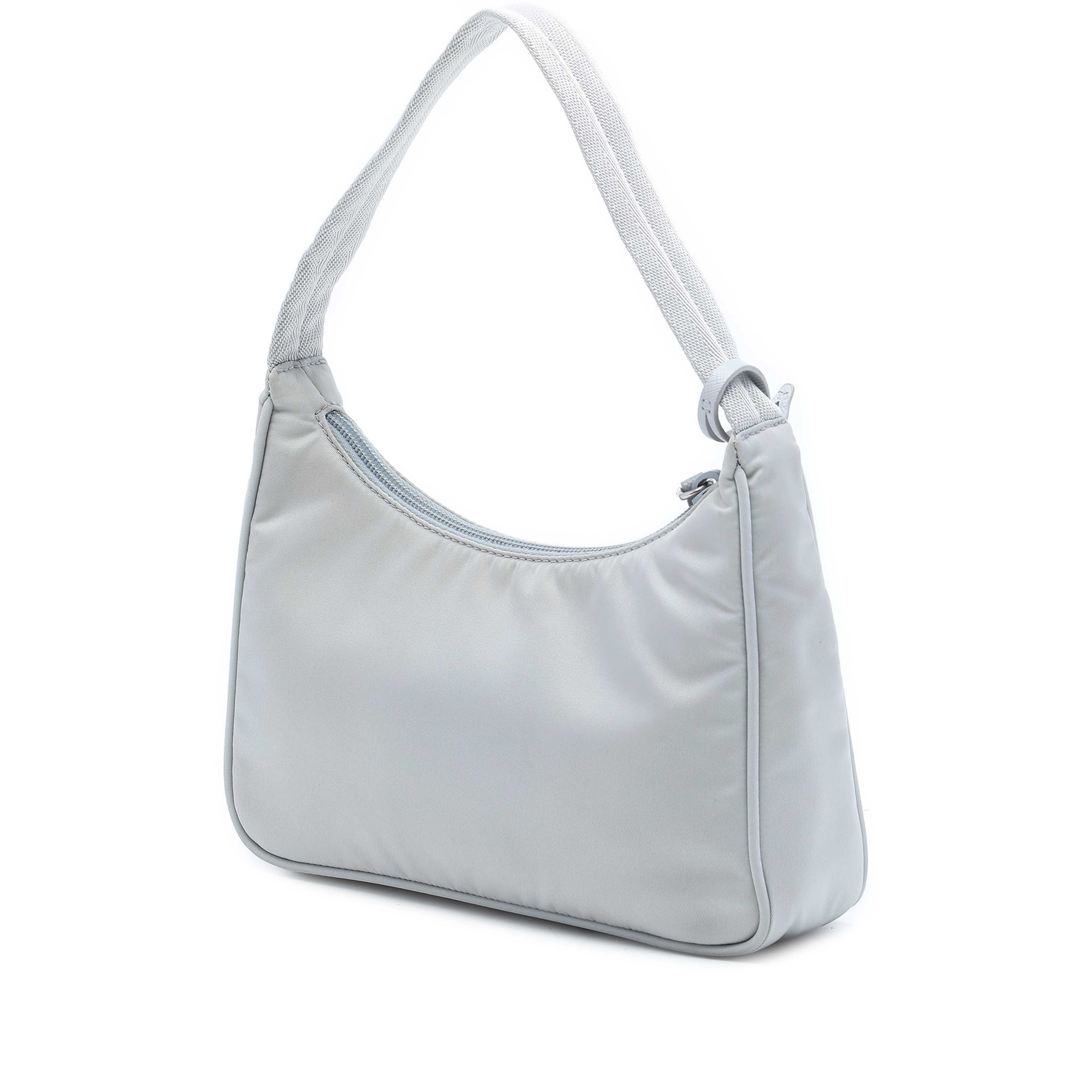 Prada Mini Tessuto Re Edition 2000 Shoulder Bag, från Luxclusif, i färgen blå. Klicka för att öppna bilden i stort format