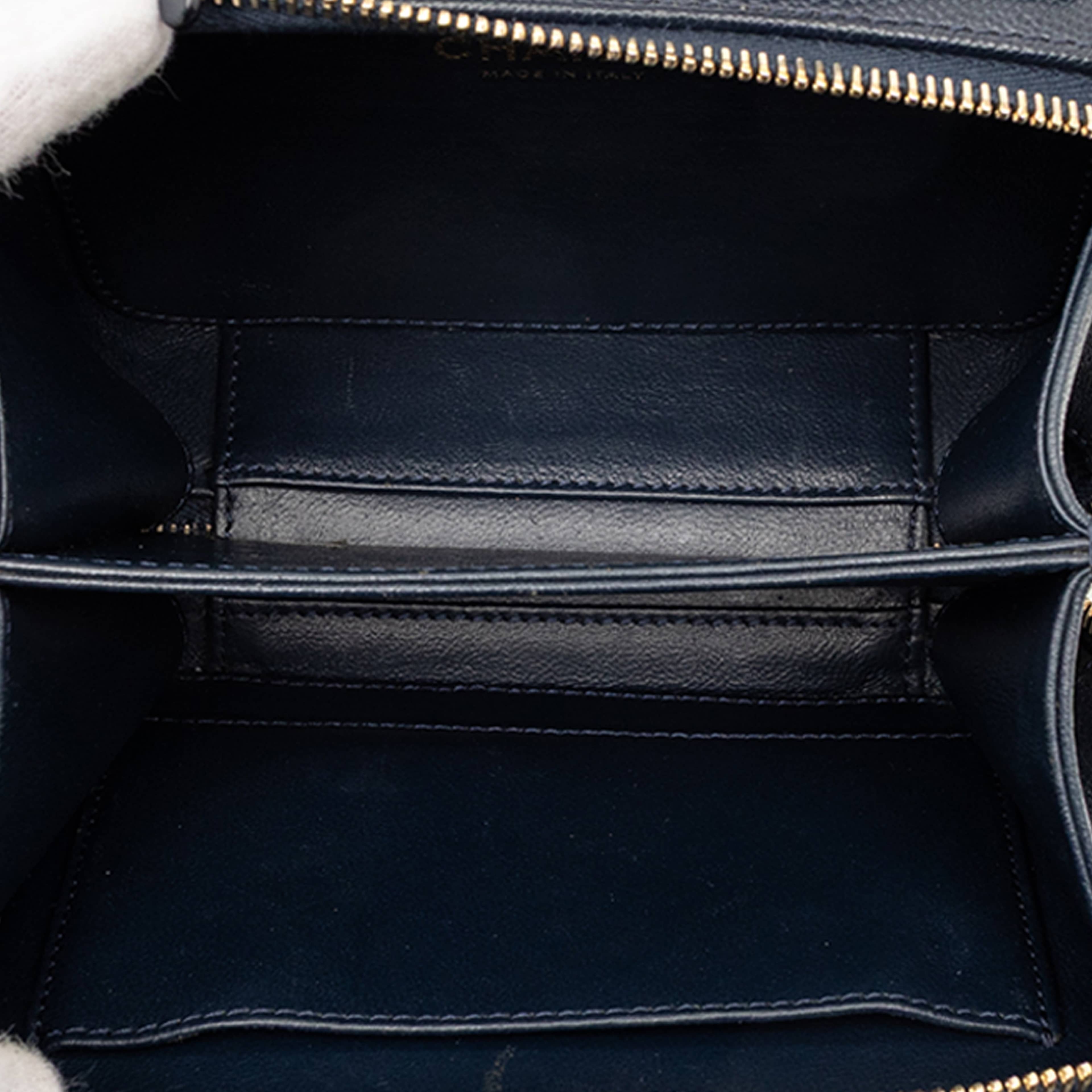 Chanel Small Caviar Cc Filigree Vanity Case, från Luxclusif, i färgen navy. Klicka för att öppna bilden i stort format