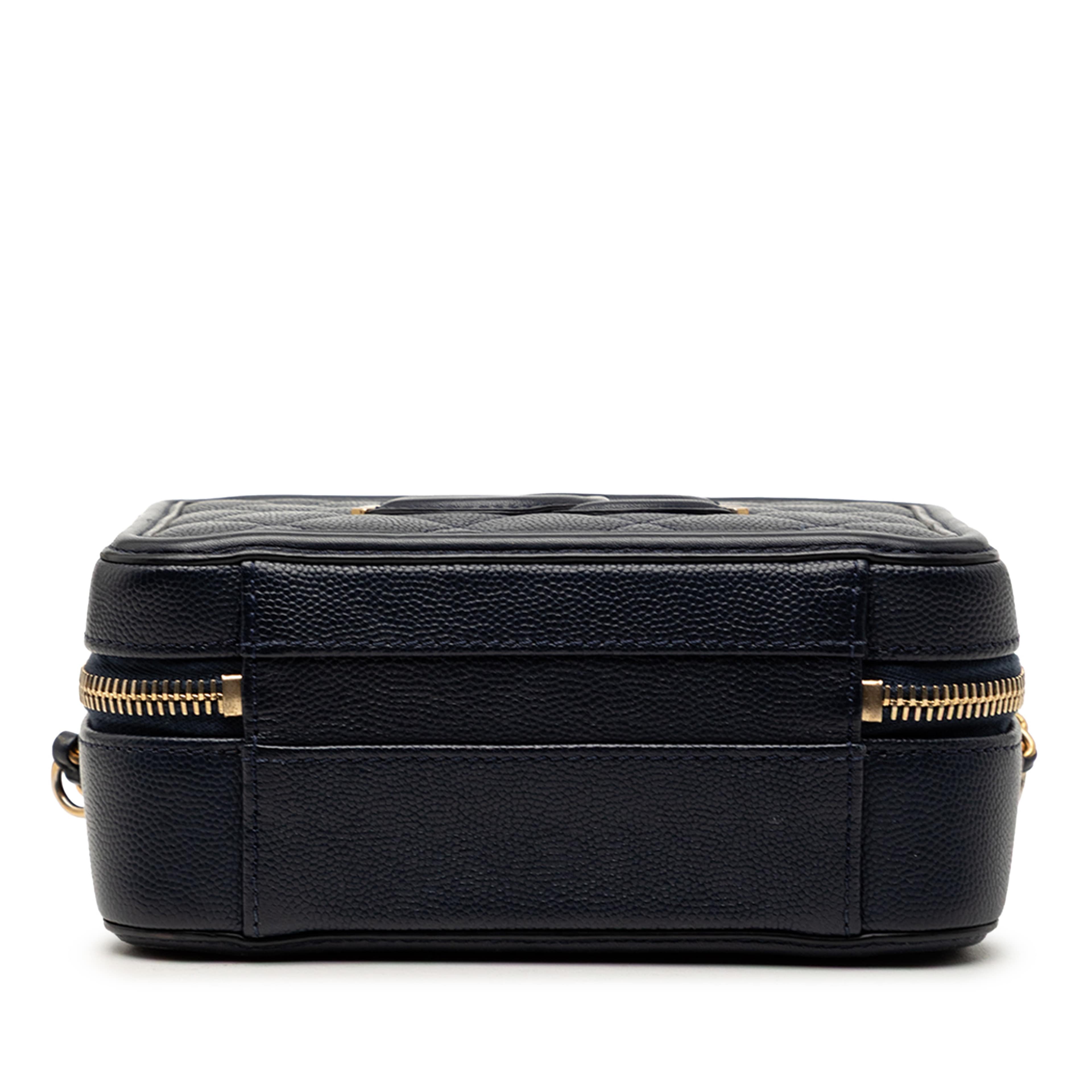 Chanel Small Caviar Cc Filigree Vanity Case, från Luxclusif, i färgen navy. Klicka för att öppna bilden i stort format