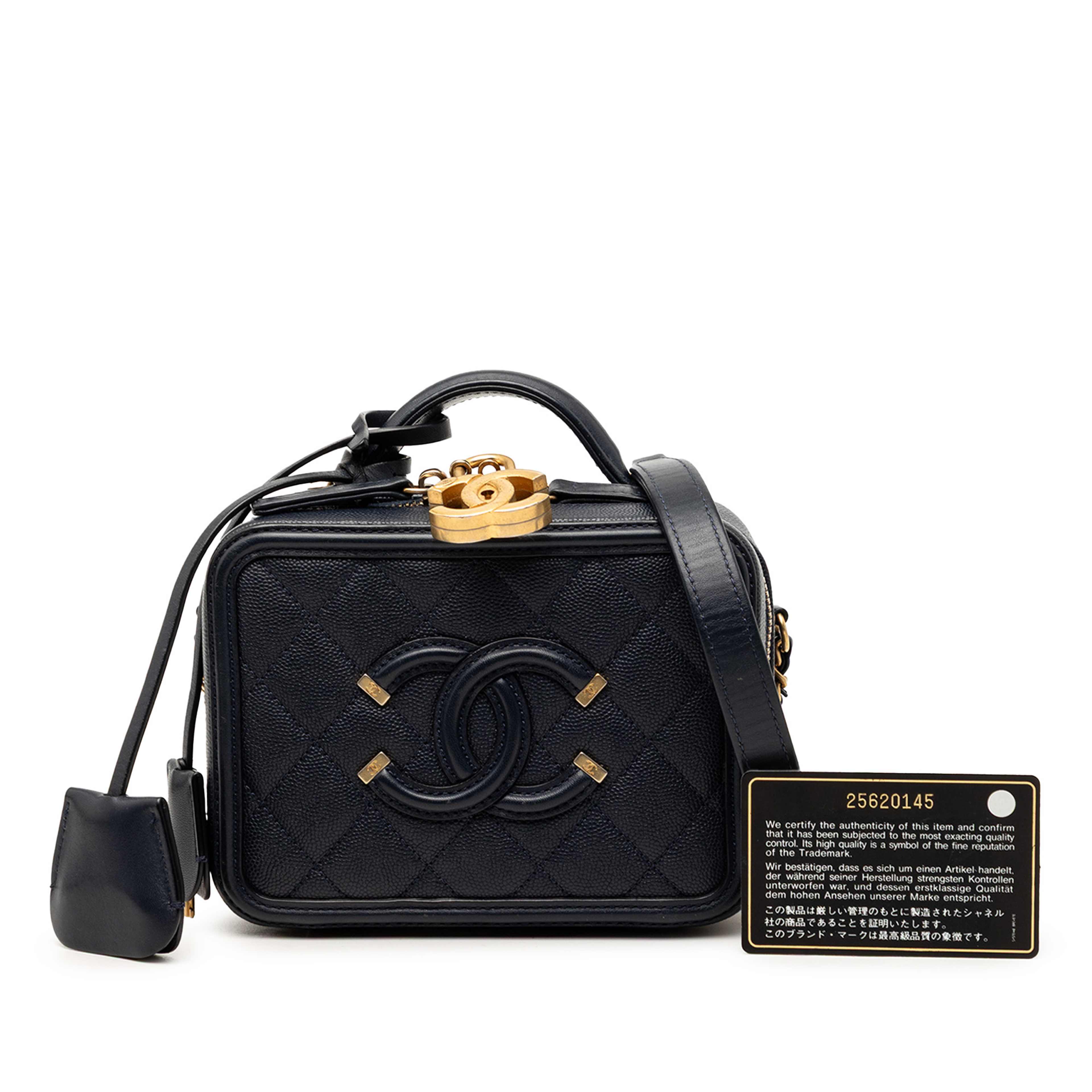 Chanel Small Caviar Cc Filigree Vanity Case, från Luxclusif, i färgen blå. Klicka för att öppna bilden i stort format