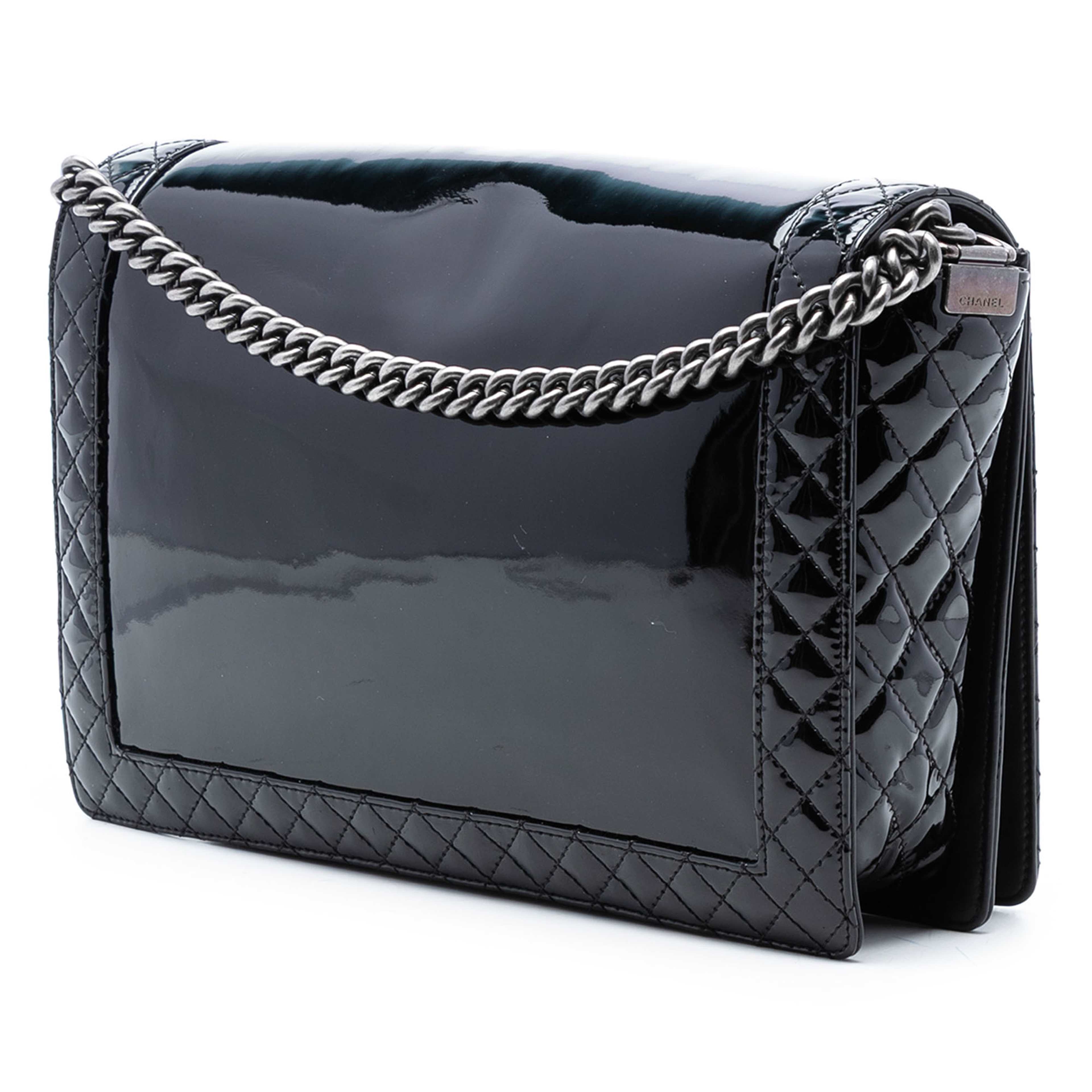 Chanel Extra Large Patent Boy Reverso Flap, från Luxclusif, i färgen svart. Klicka för att öppna bilden i stort format