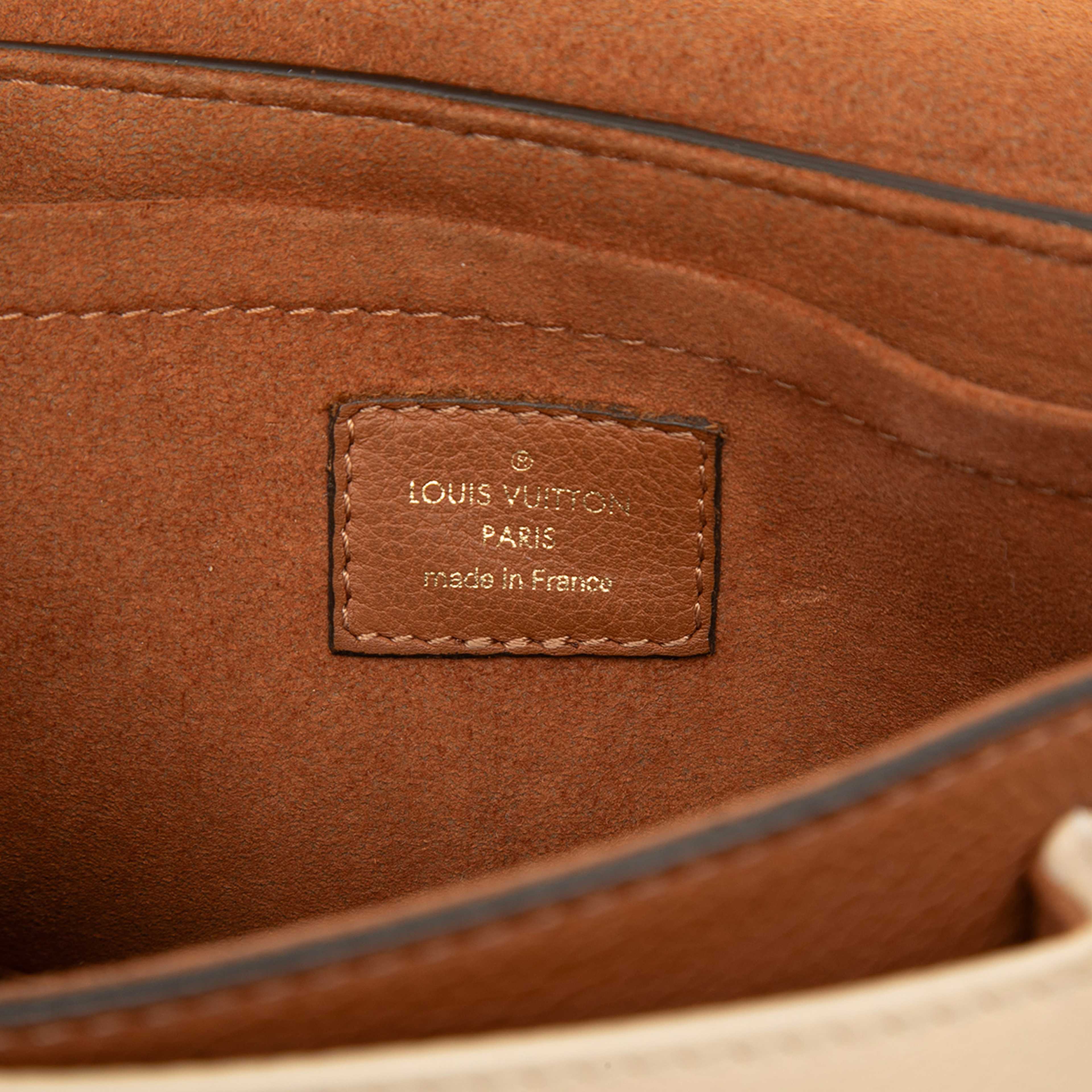 Louis Vuitton Grained Calfskin Lockme Tender, från Luxclusif, i färgen brun. Klicka för att öppna bilden i stort format