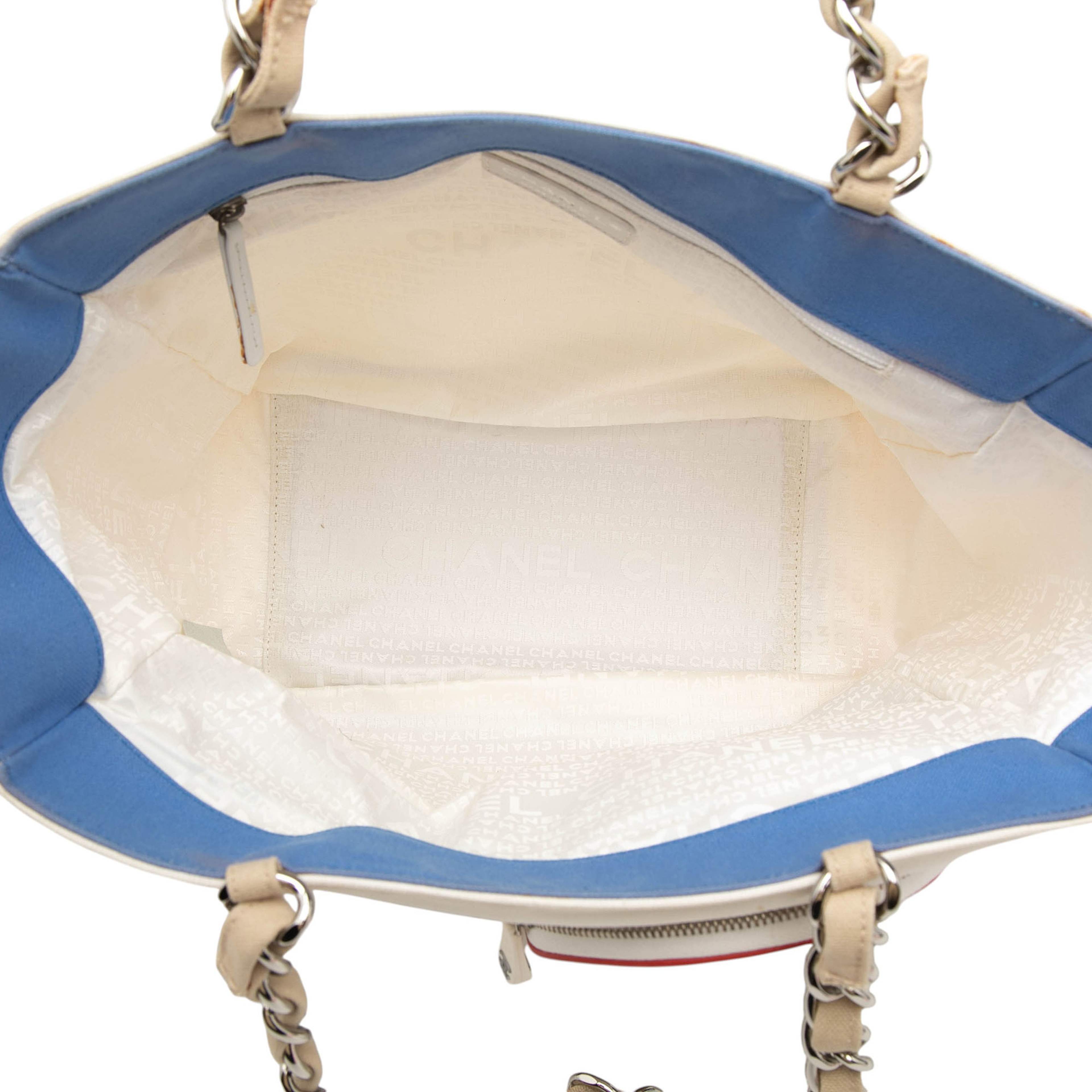 Chanel Canvas No 5 Sport Tote, från Luxclusif, i färgen off white. Klicka för att öppna bilden i stort format