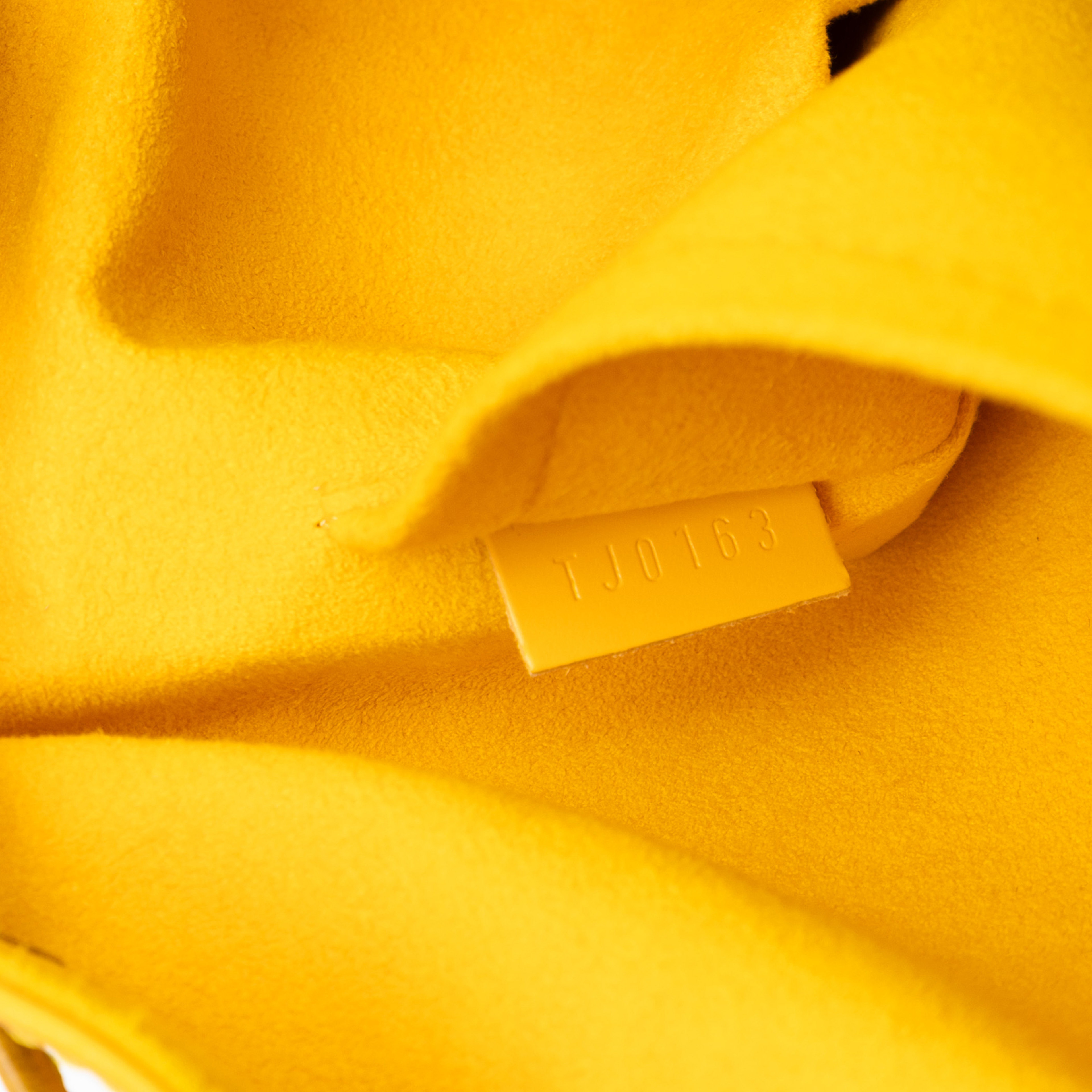 Louis Vuitton Epi Noe Bb, från Luxclusif, i färgen yellow. Klicka för att öppna bilden i stort format