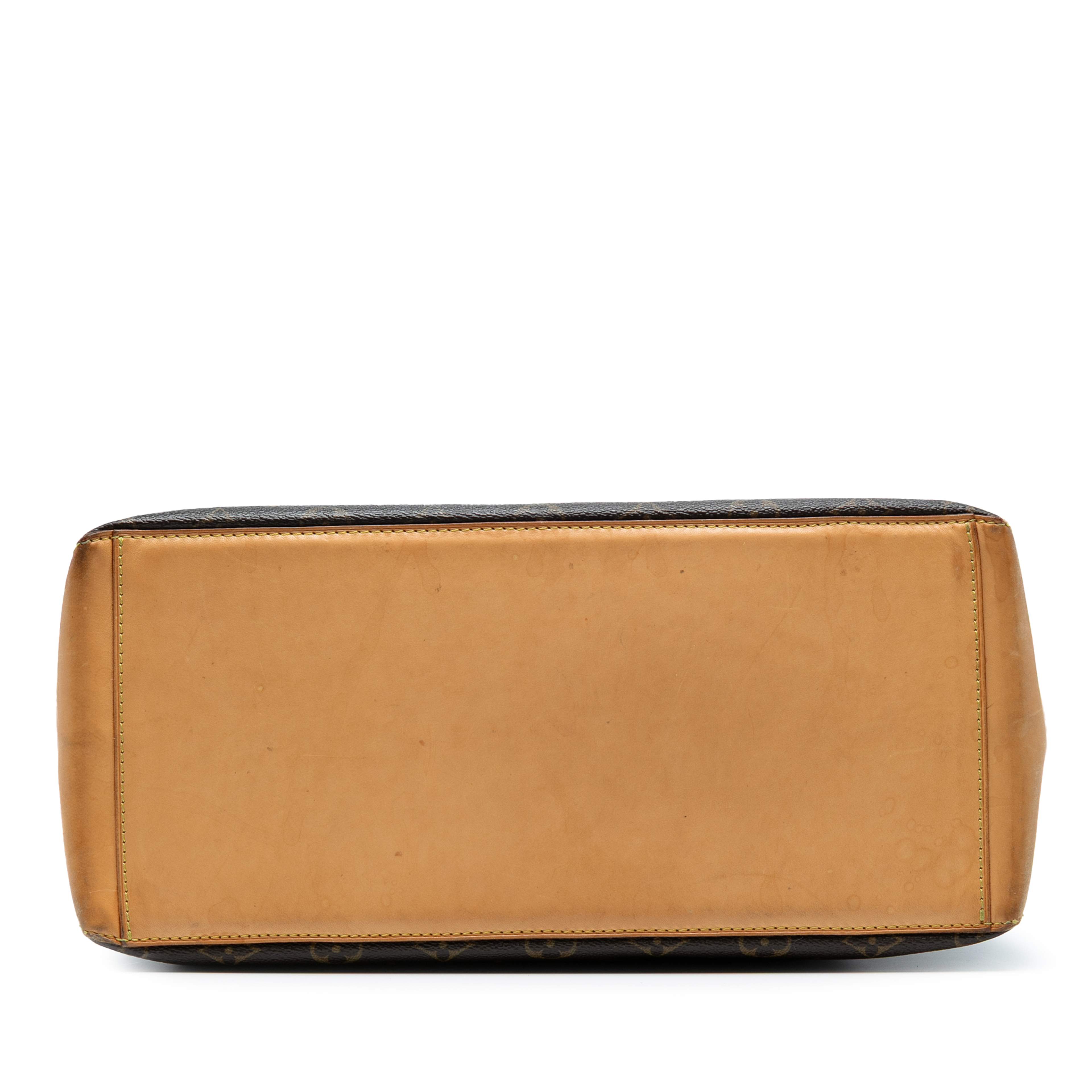 Louis Vuitton Monogram Cabas Mezzo, från Luxclusif, i färgen brown. Klicka för att öppna bilden i stort format