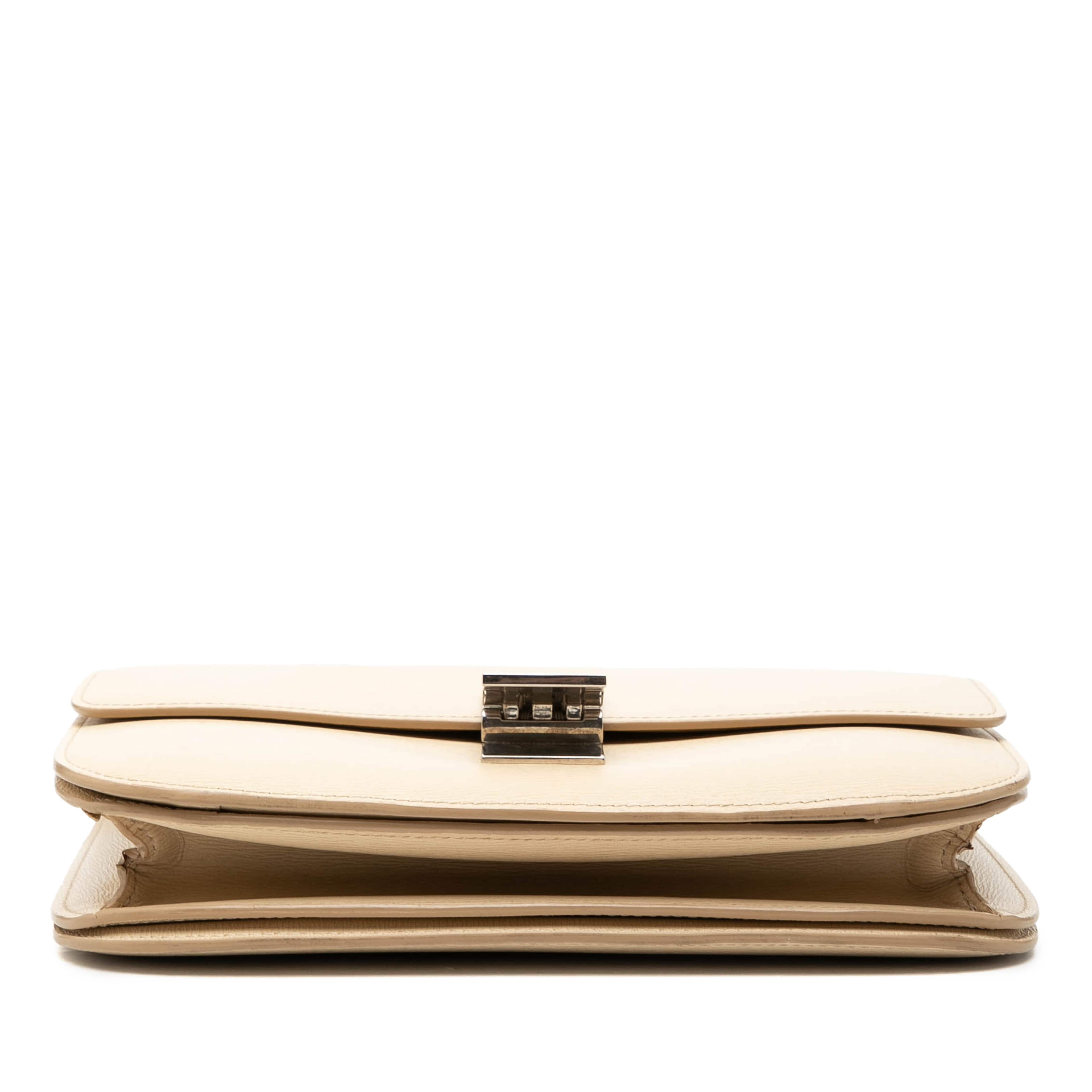 Celine Medium Calfskin Classic Box, från Luxclusif, i färgen beige. Klicka för att öppna bilden i stort format