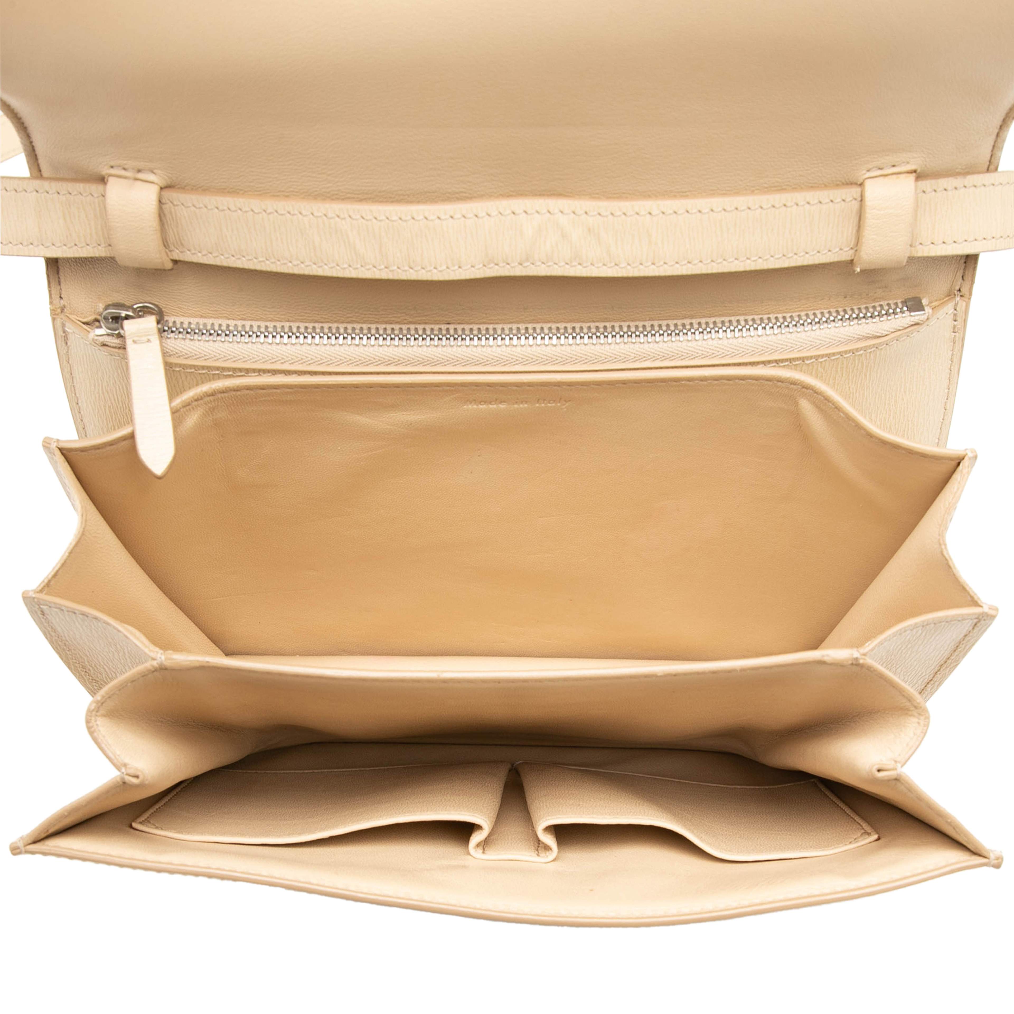 Celine Medium Calfskin Classic Box, från Luxclusif, i färgen beige. Klicka för att öppna bilden i stort format