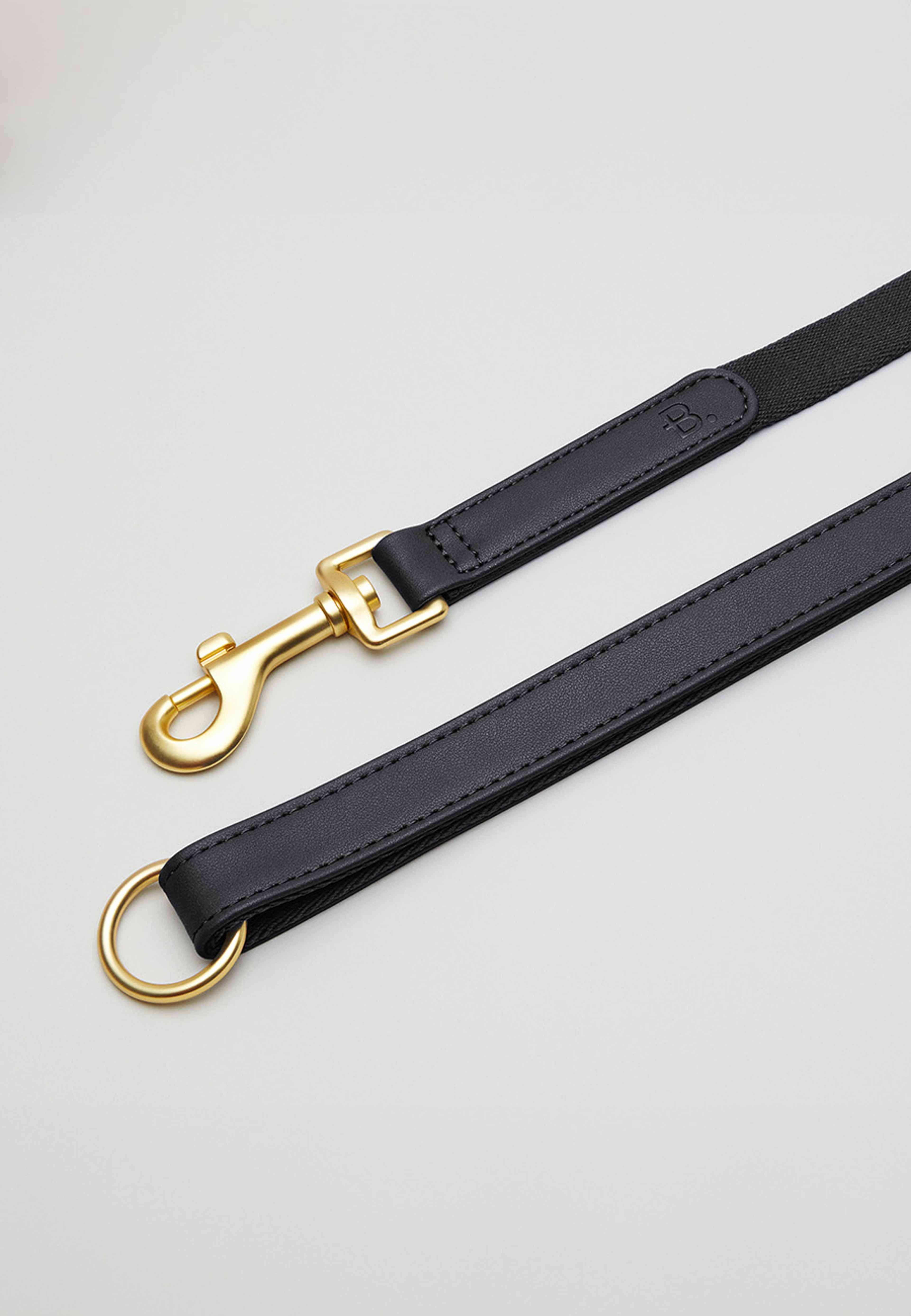 Svart Veganskt Läder Hundkoppel, från Barkalot, i färgen black. Klicka för att öppna bilden i stort format