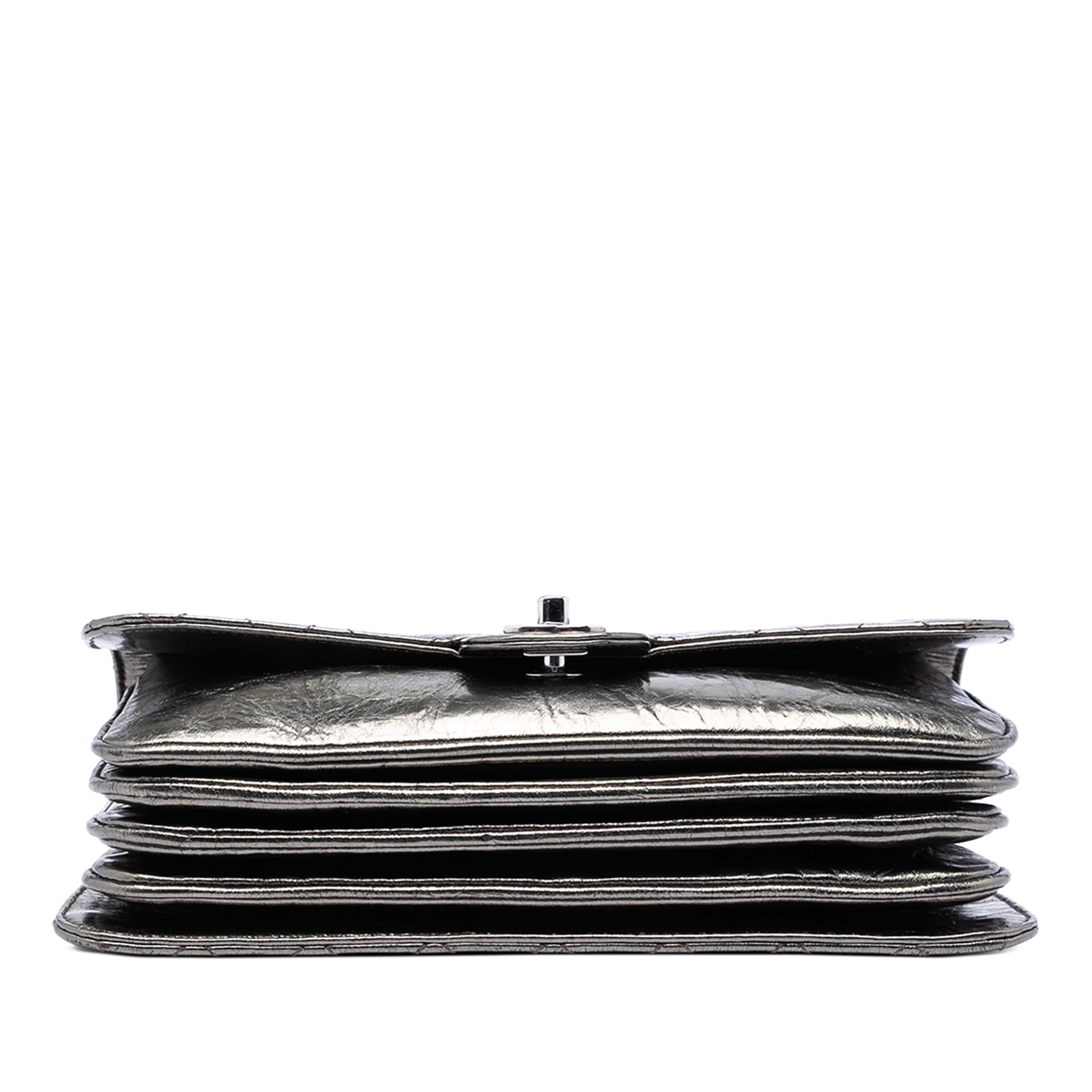 Chanel Medium Metallic Crackled Calfskin Clams Pocket Flap, från Luxclusif, i färgen silver. Klicka för att öppna bilden i stort format