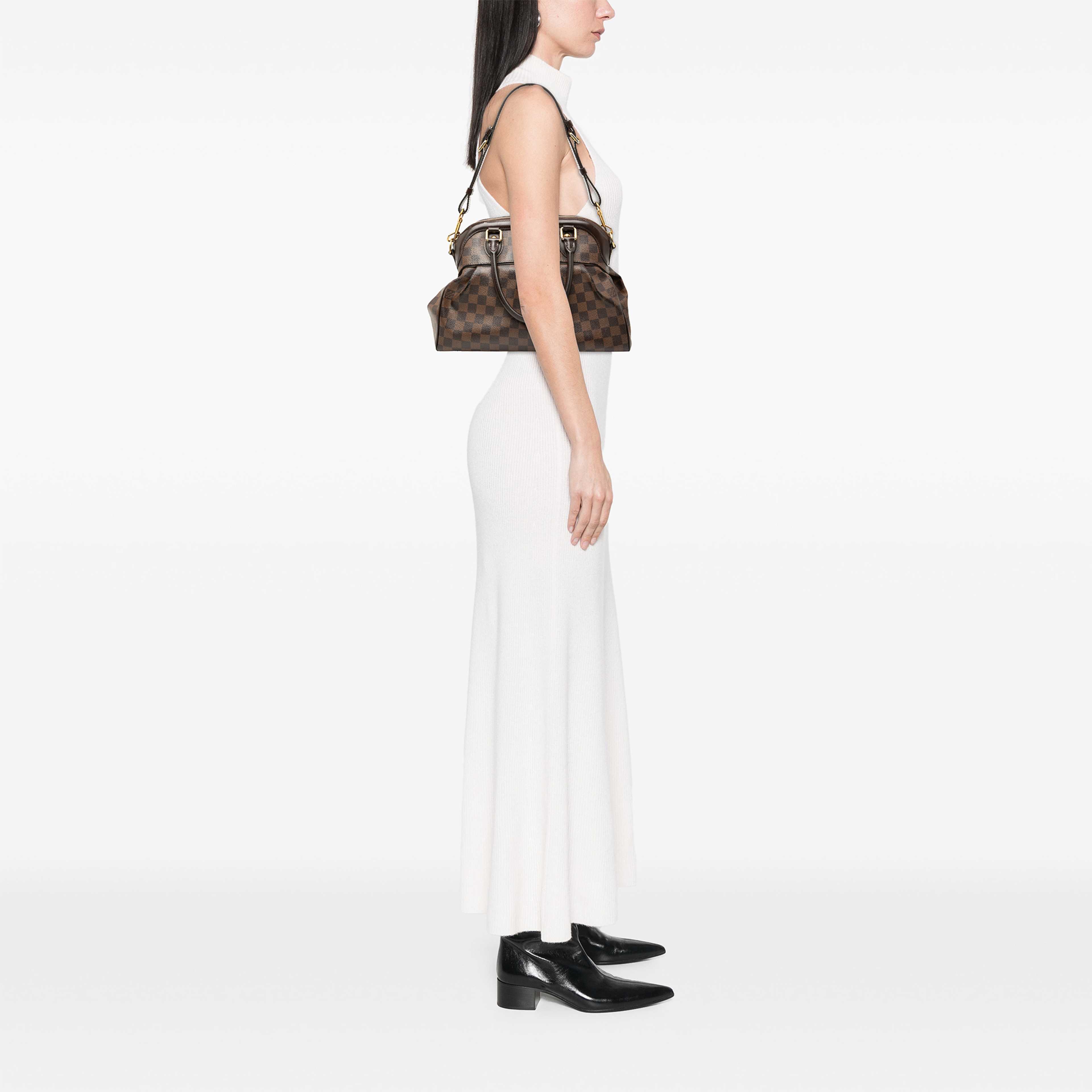 Louis Vuitton Damier Ebene Trevi Pm, från Luxclusif, i färgen brun. Klicka för att öppna bilden i stort format