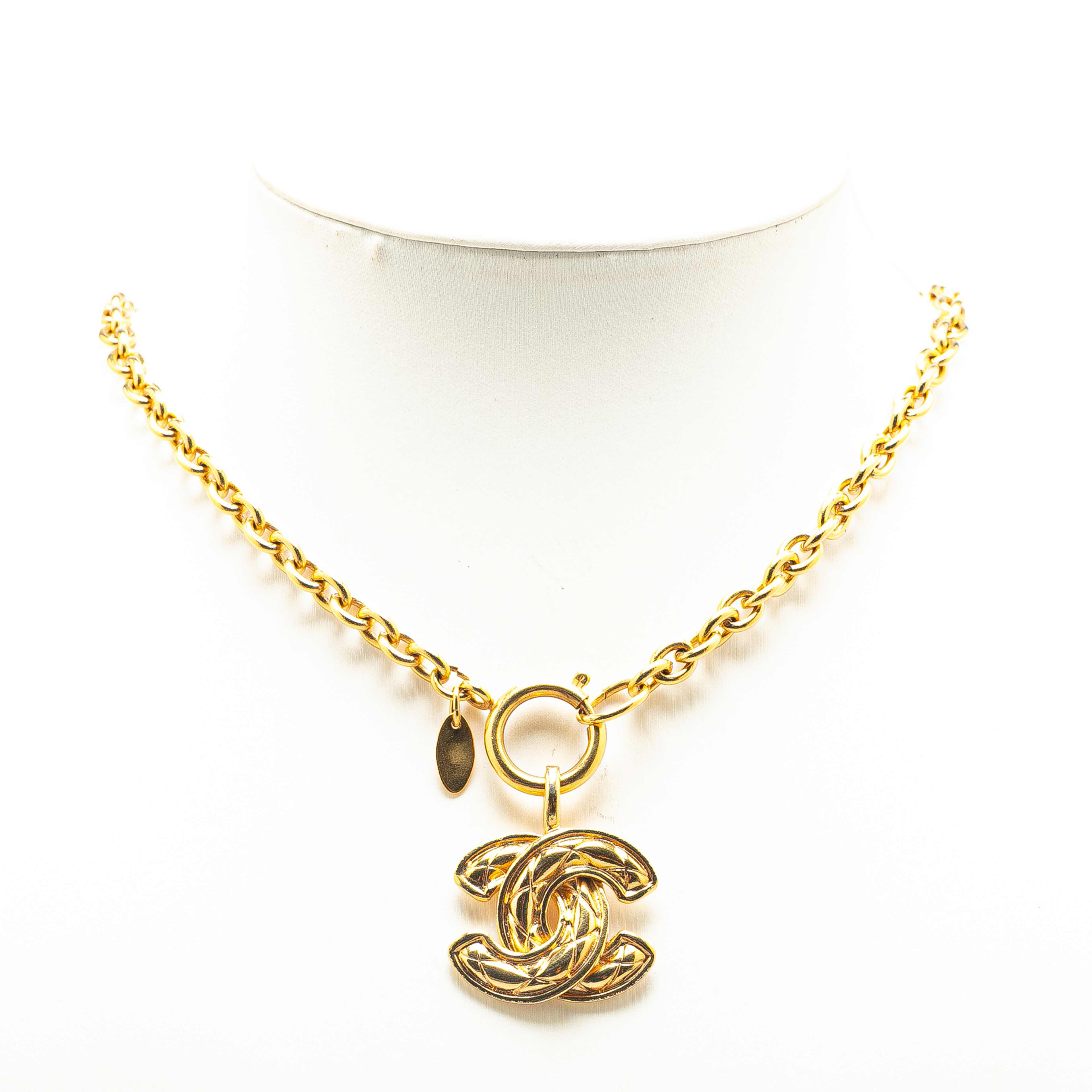 Chanel Gold Plated Cc Quilted Pendant Necklace, från Luxclusif, i färgen gold. Klicka för att öppna bilden i stort format