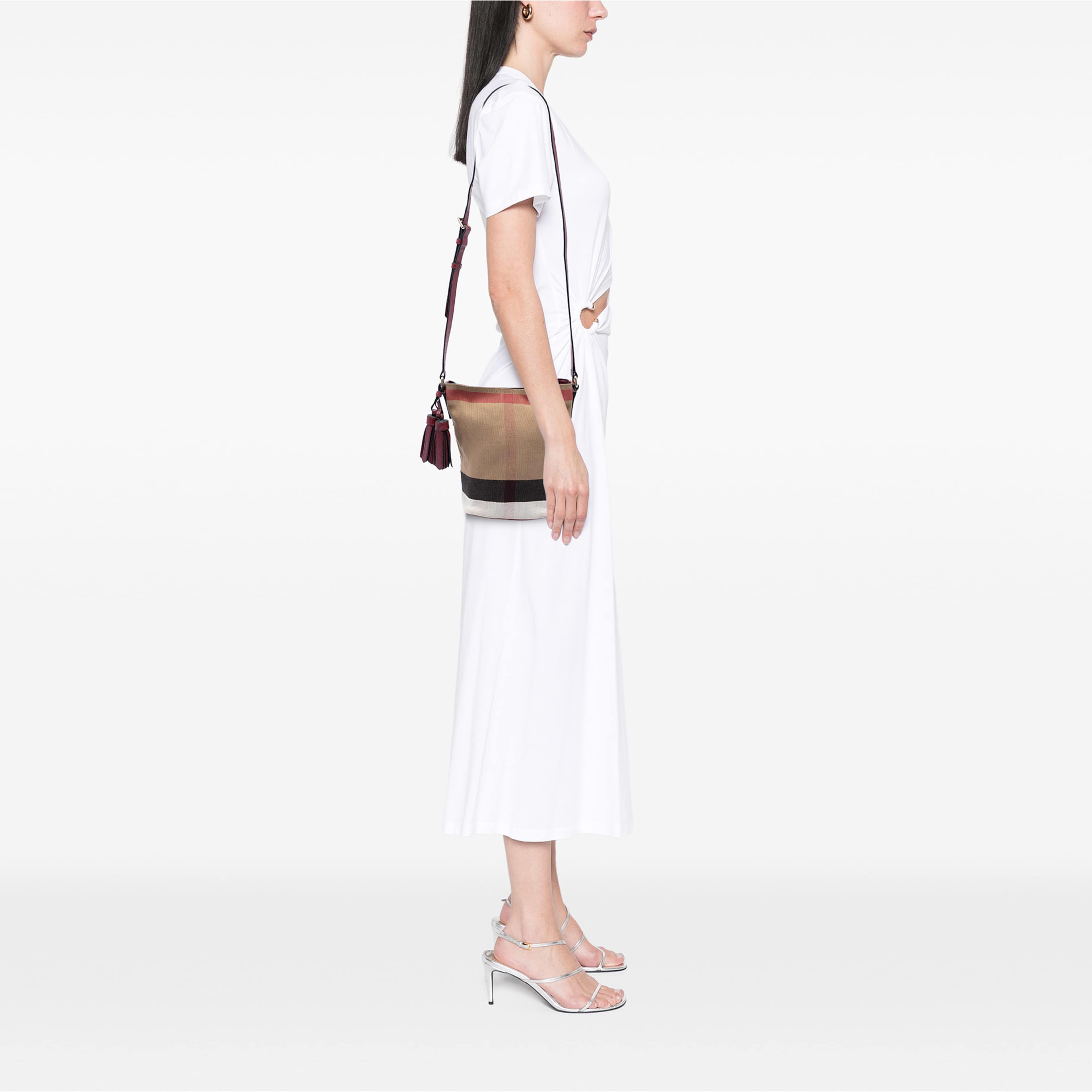 Burberry Mini Mega Check Canvas Ashby Tassel Bucket Bag, från Luxclusif, i färgen brun. Klicka för att öppna bilden i stort format