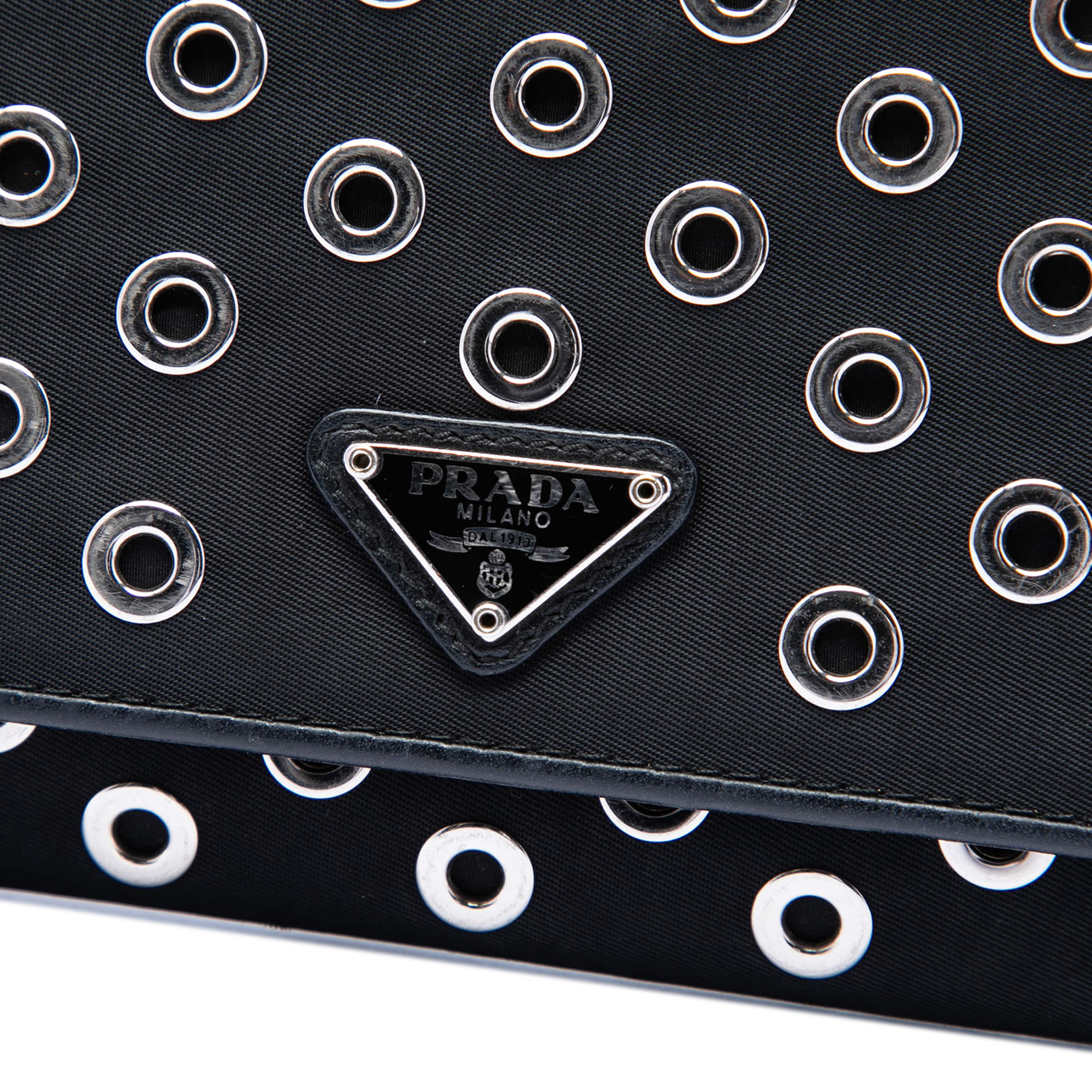 Prada Tessuto Grommet Wallet On Chain, från Luxclusif, i färgen svart. Klicka för att öppna bilden i stort format
