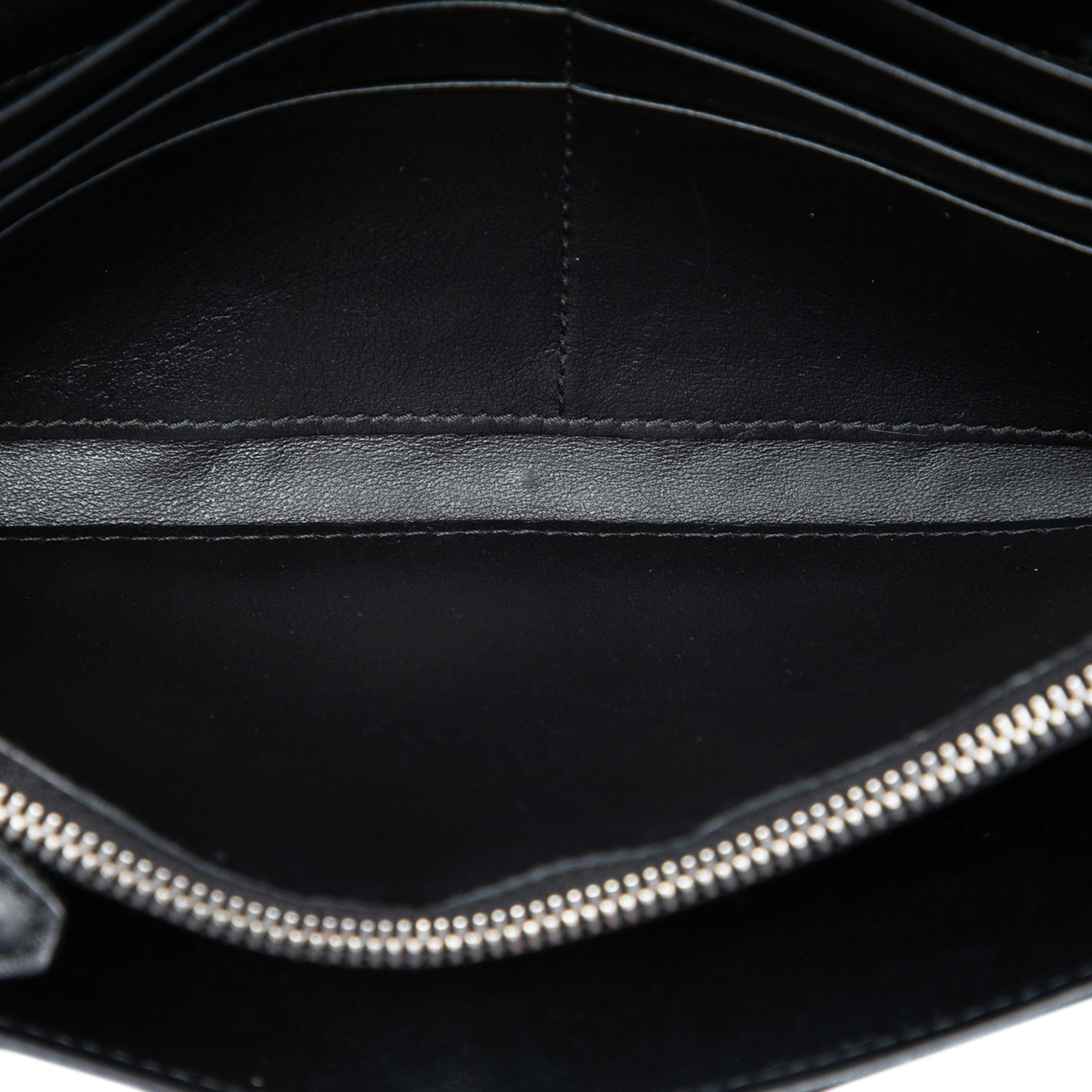Prada Tessuto Grommet Wallet On Chain, från Luxclusif, i färgen svart. Klicka för att öppna bilden i stort format