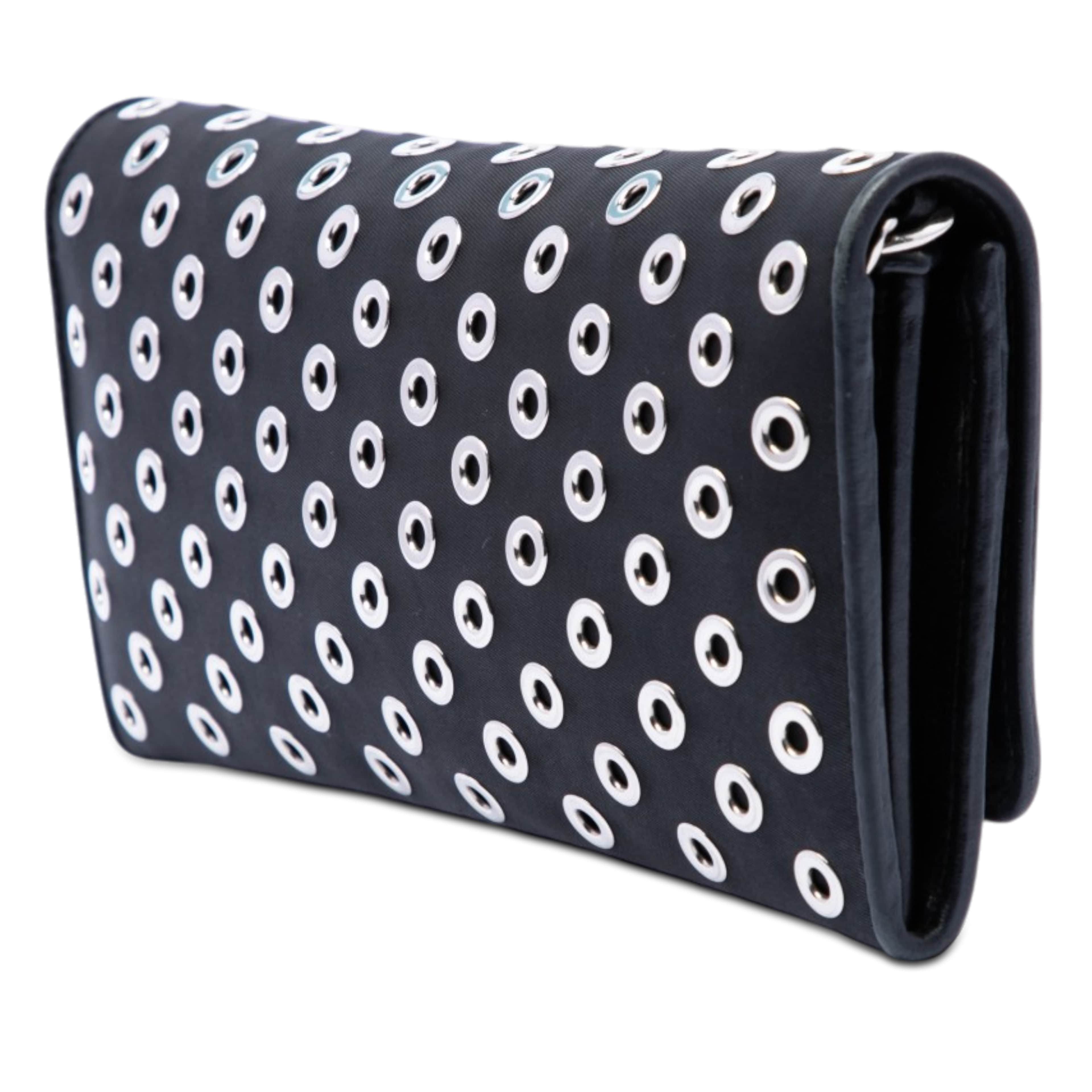 Prada Tessuto Grommet Wallet On Chain, från Luxclusif, i färgen svart. Klicka för att öppna bilden i stort format