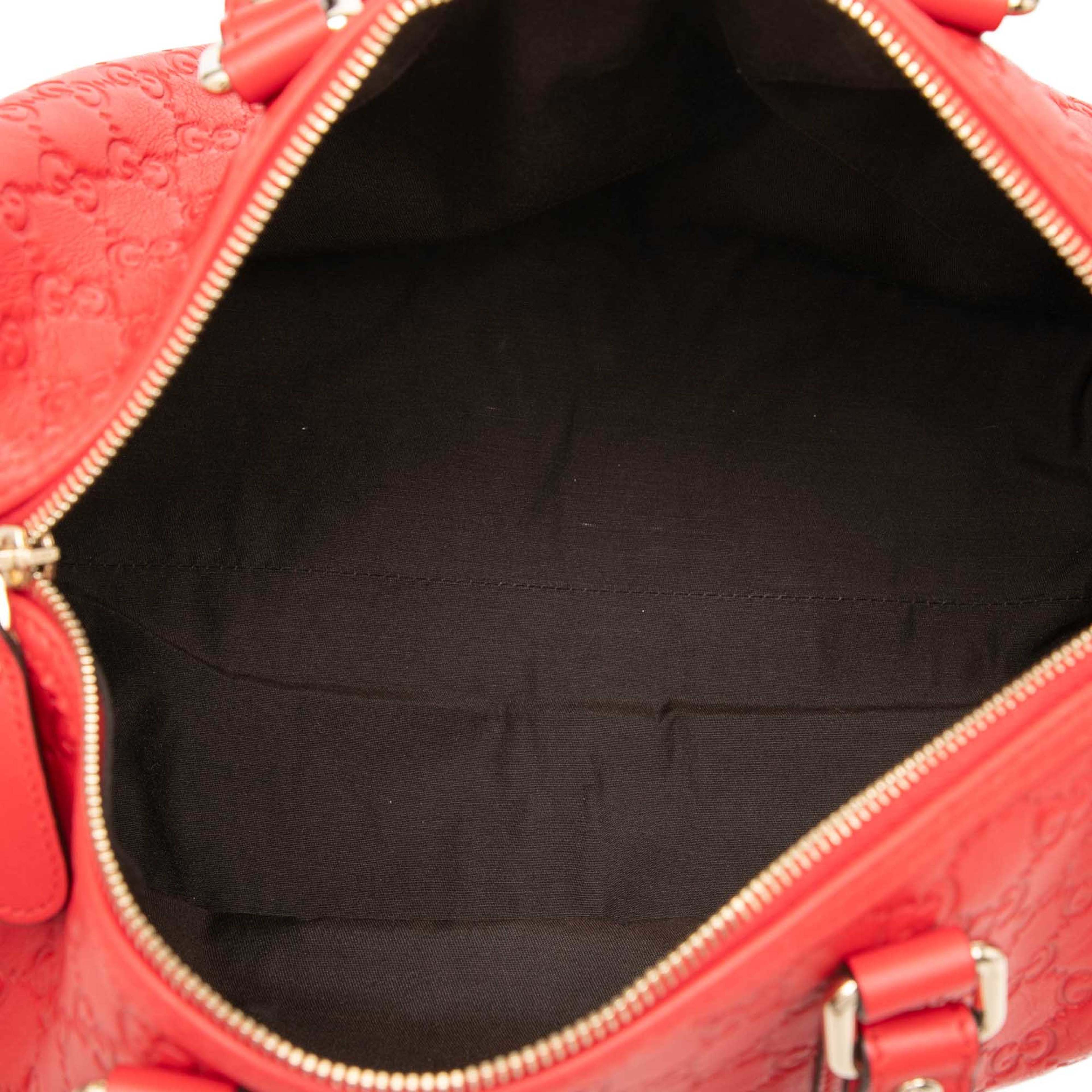 Gucci Medium Guccissima Joy Boston Bag, från Luxclusif, i färgen röd. Klicka för att öppna bilden i stort format