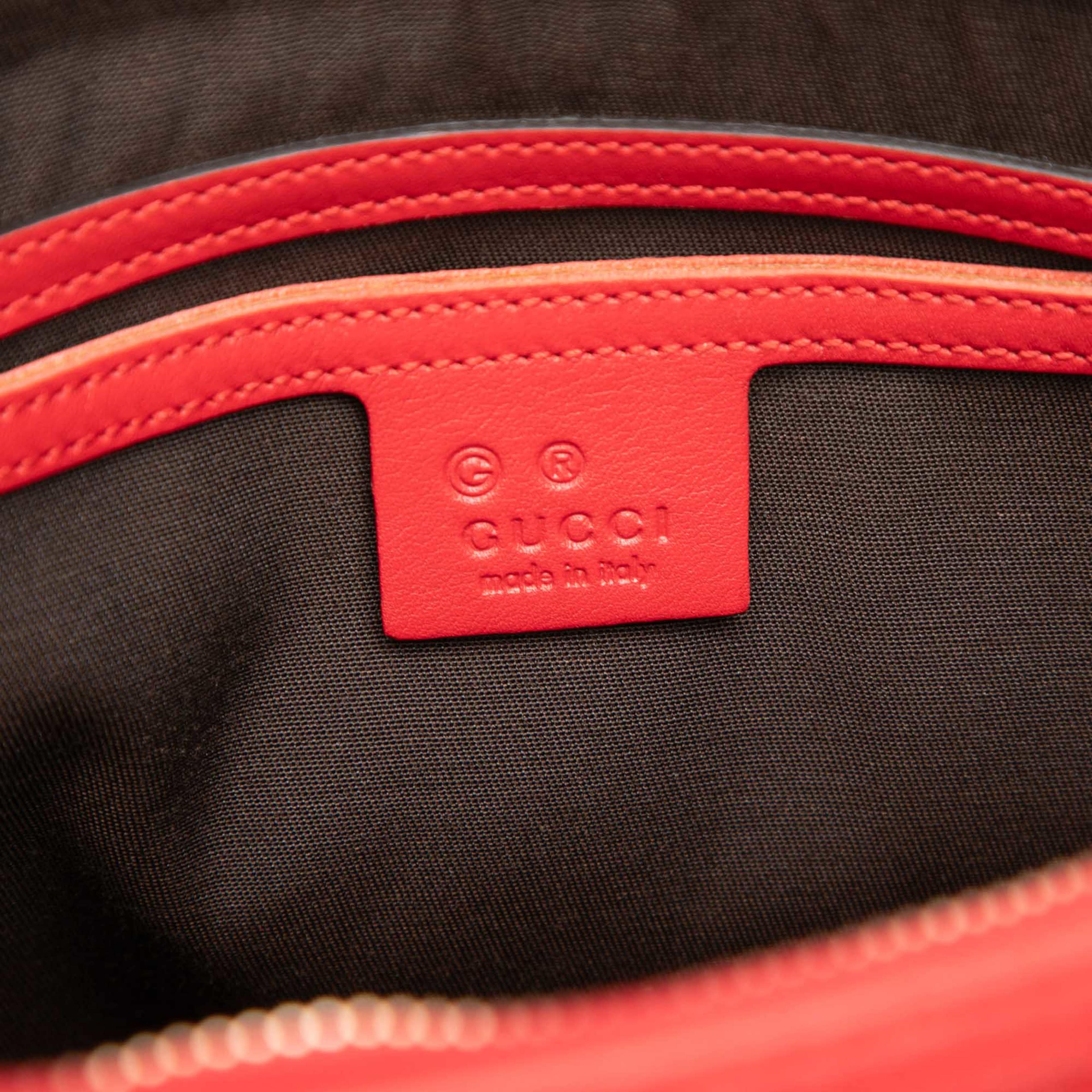 Gucci Medium Guccissima Joy Boston Bag, från Luxclusif, i färgen röd. Klicka för att öppna bilden i stort format