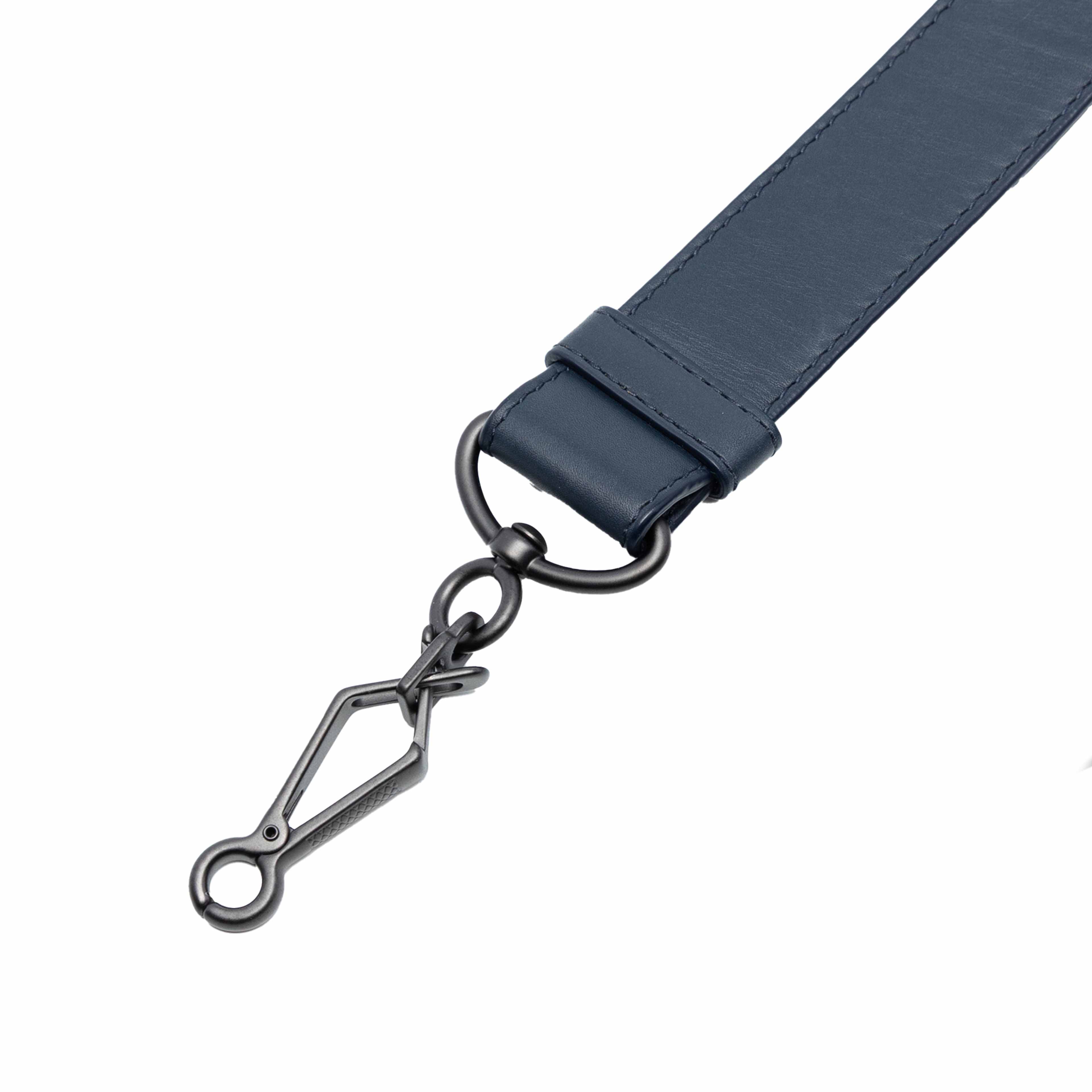 Bottega Veneta Leather Bag Strap, från Luxclusif, i färgen navy. Klicka för att öppna bilden i stort format