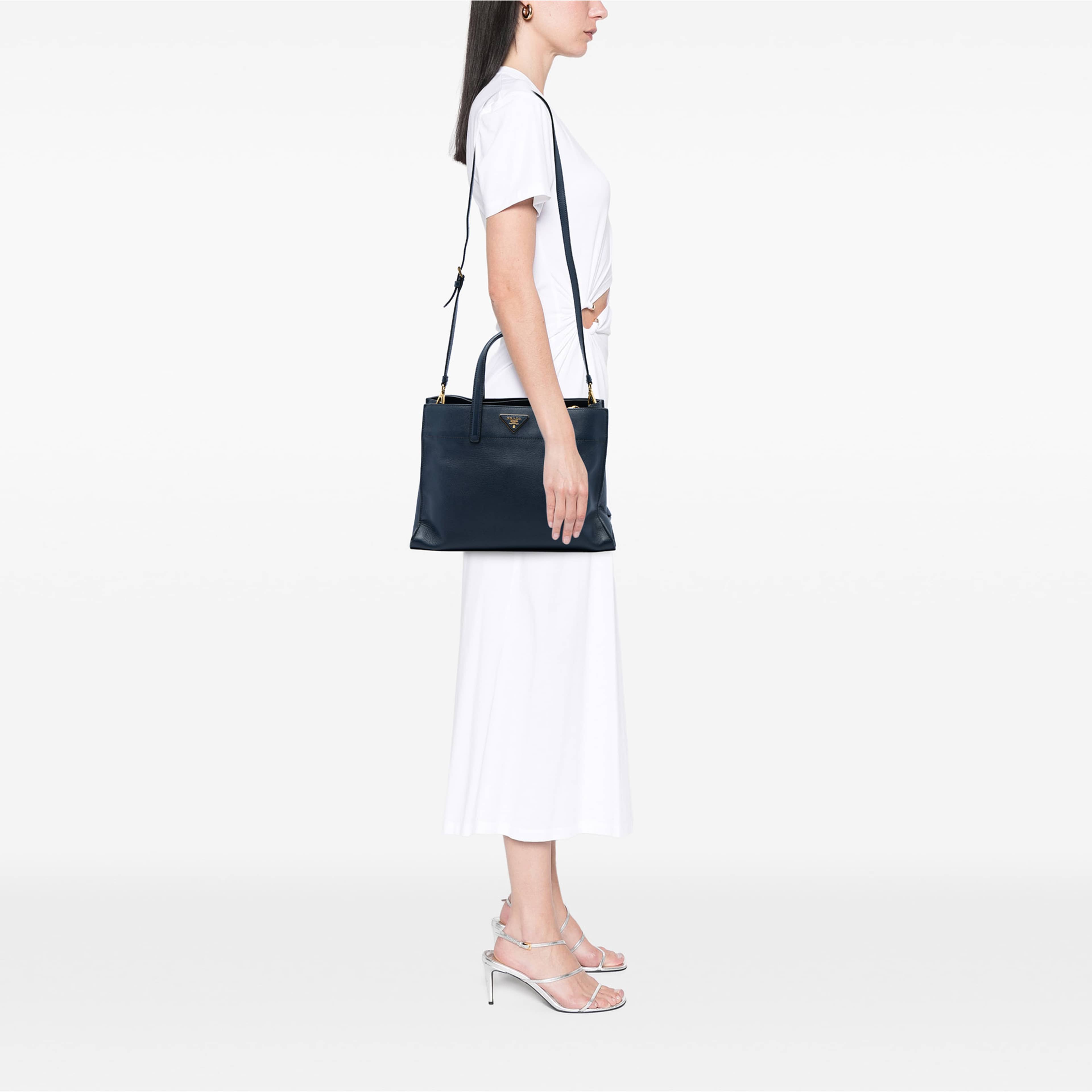 Prada Saffiano Soft Triple Pocket Tote, från Luxclusif, i färgen blå. Klicka för att öppna bilden i stort format