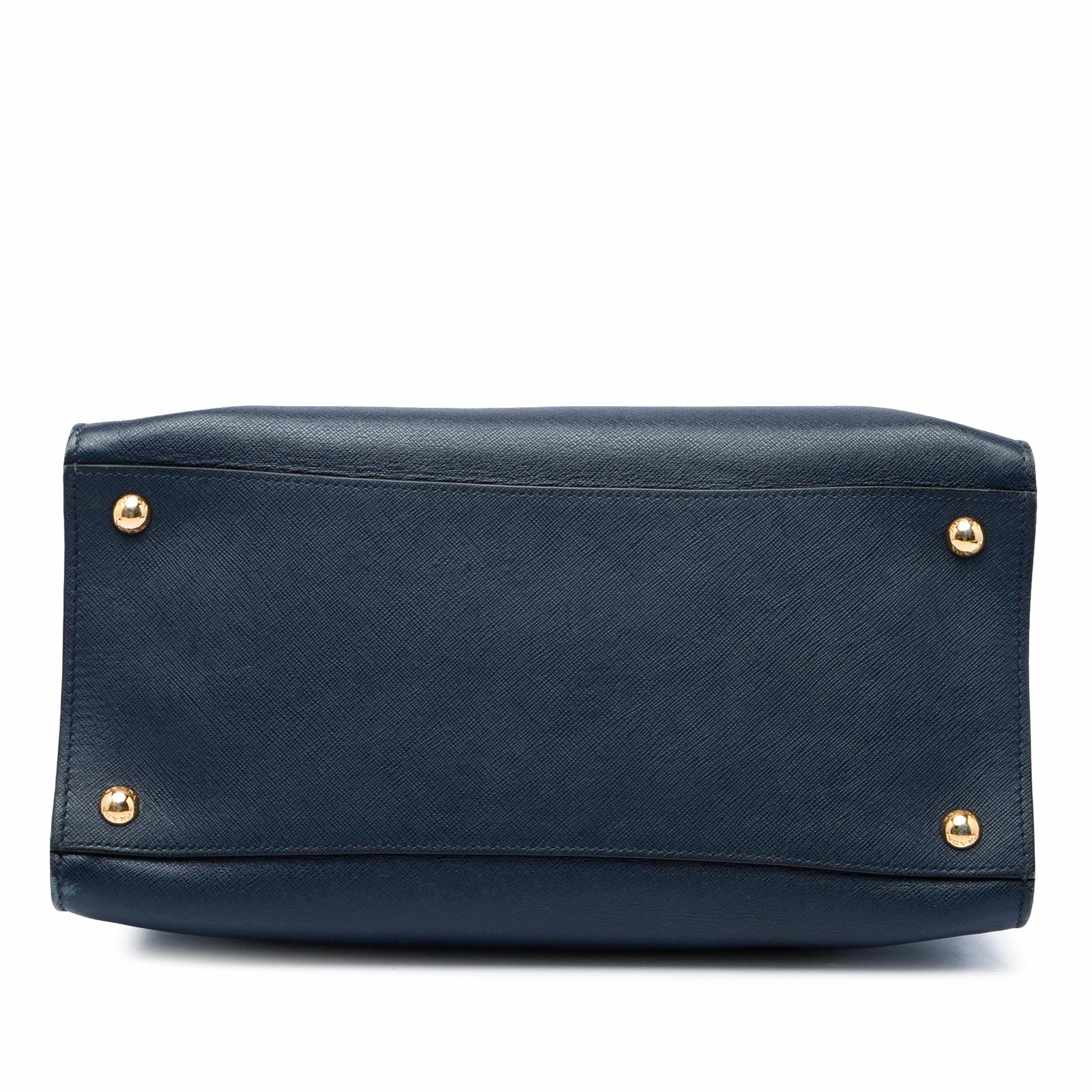 Prada Saffiano Soft Triple Pocket Tote, från Luxclusif, i färgen blå. Klicka för att öppna bilden i stort format