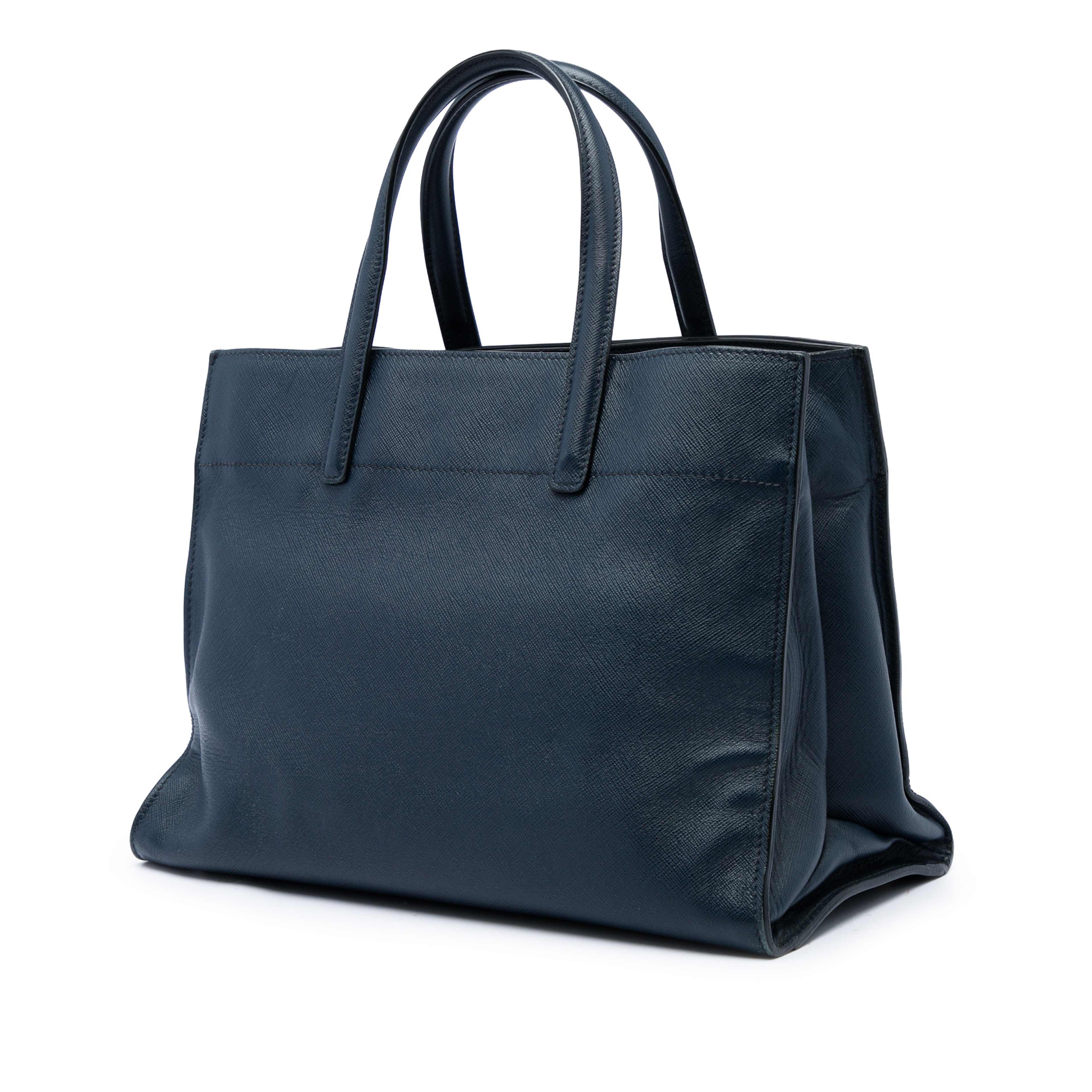 Prada Saffiano Soft Triple Pocket Tote, från Luxclusif, i färgen blå. Klicka för att öppna bilden i stort format