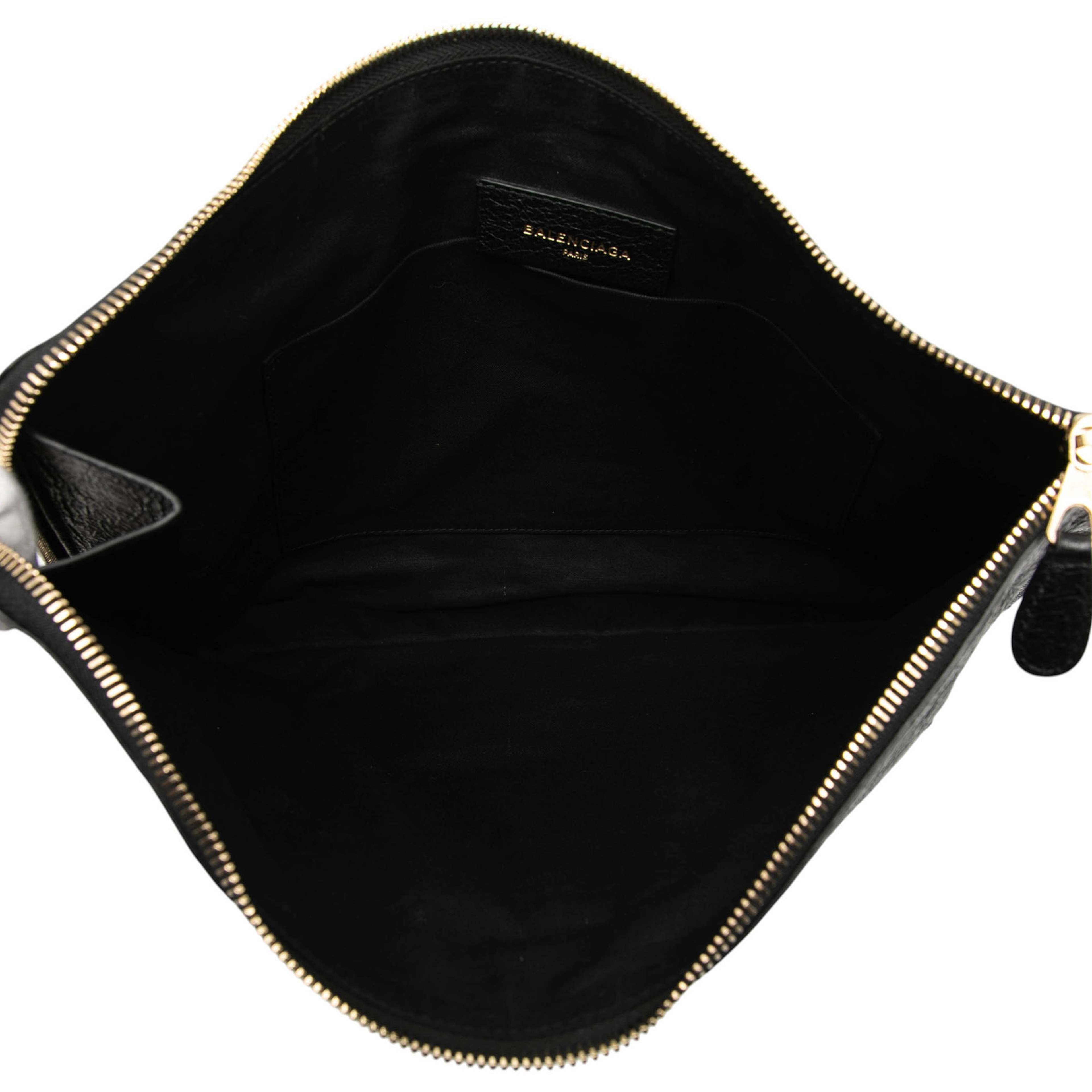 Balenciaga Lambskin Motocross Giant 12 Zip Around Flat Clutch, från Luxclusif, i färgen black. Klicka för att öppna bilden i stort format