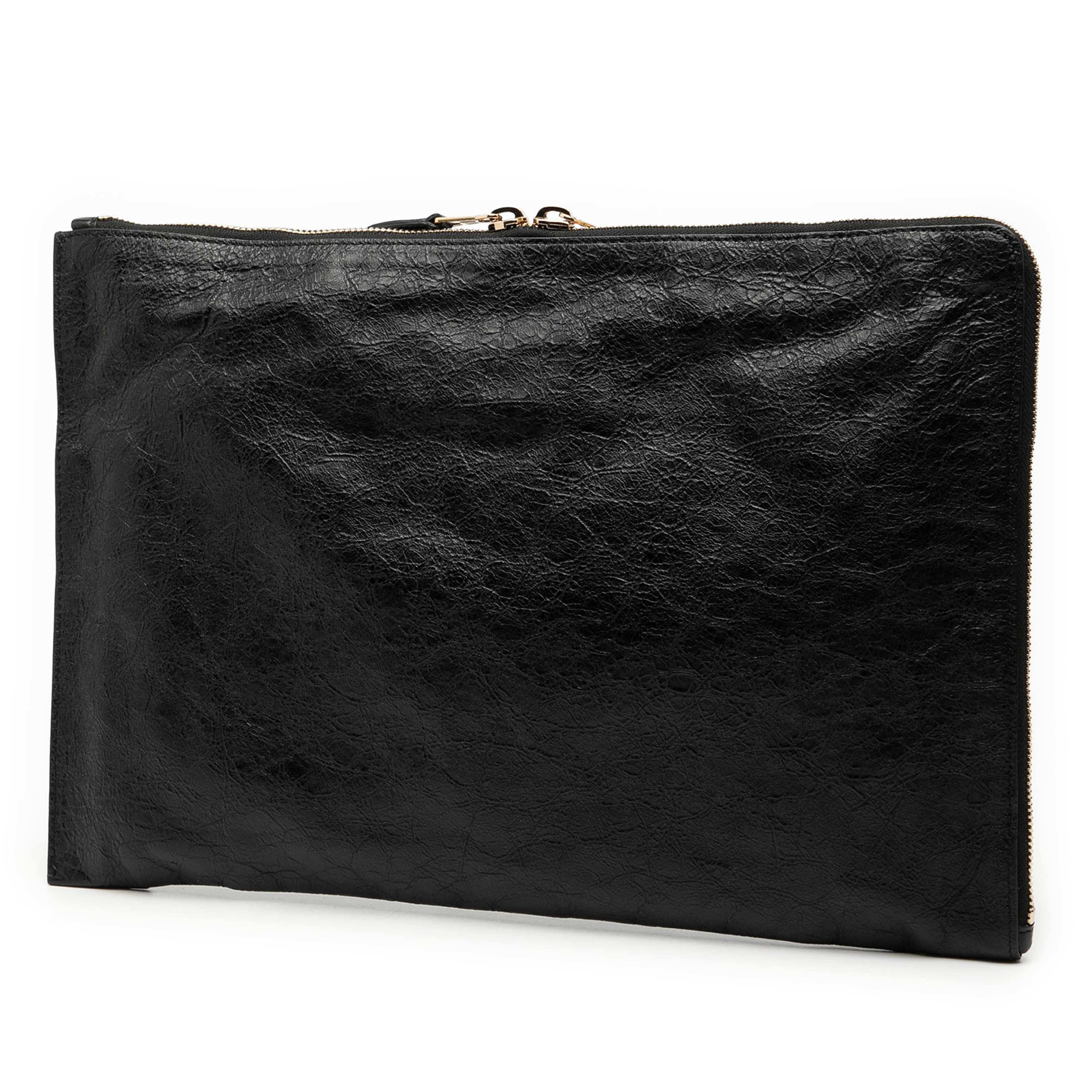 Balenciaga Lambskin Motocross Giant 12 Zip Around Flat Clutch, från Luxclusif, i färgen svart. Klicka för att öppna bilden i stort format