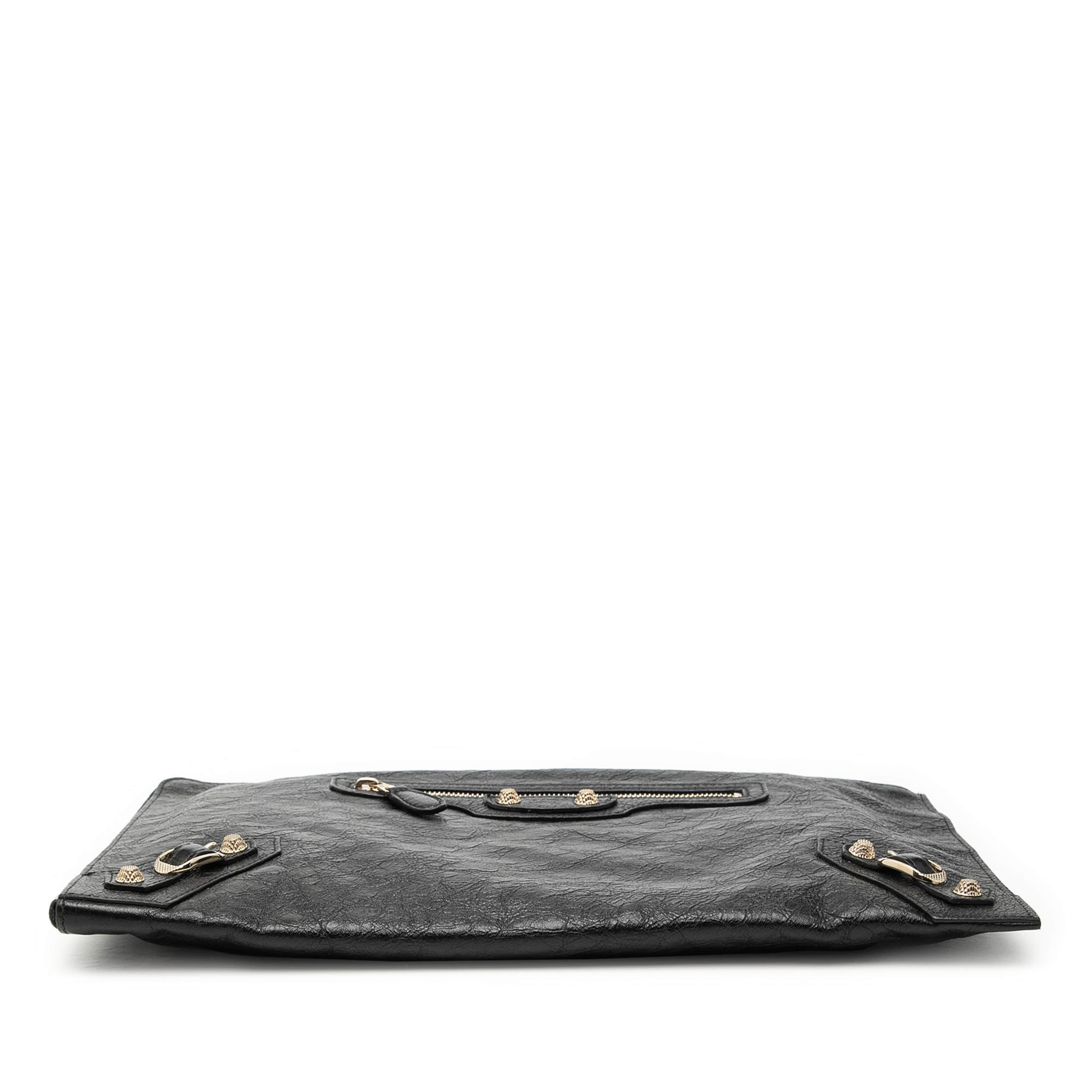 Balenciaga Lambskin Motocross Giant 12 Zip Around Flat Clutch, från Luxclusif, i färgen svart. Klicka för att öppna bilden i stort format