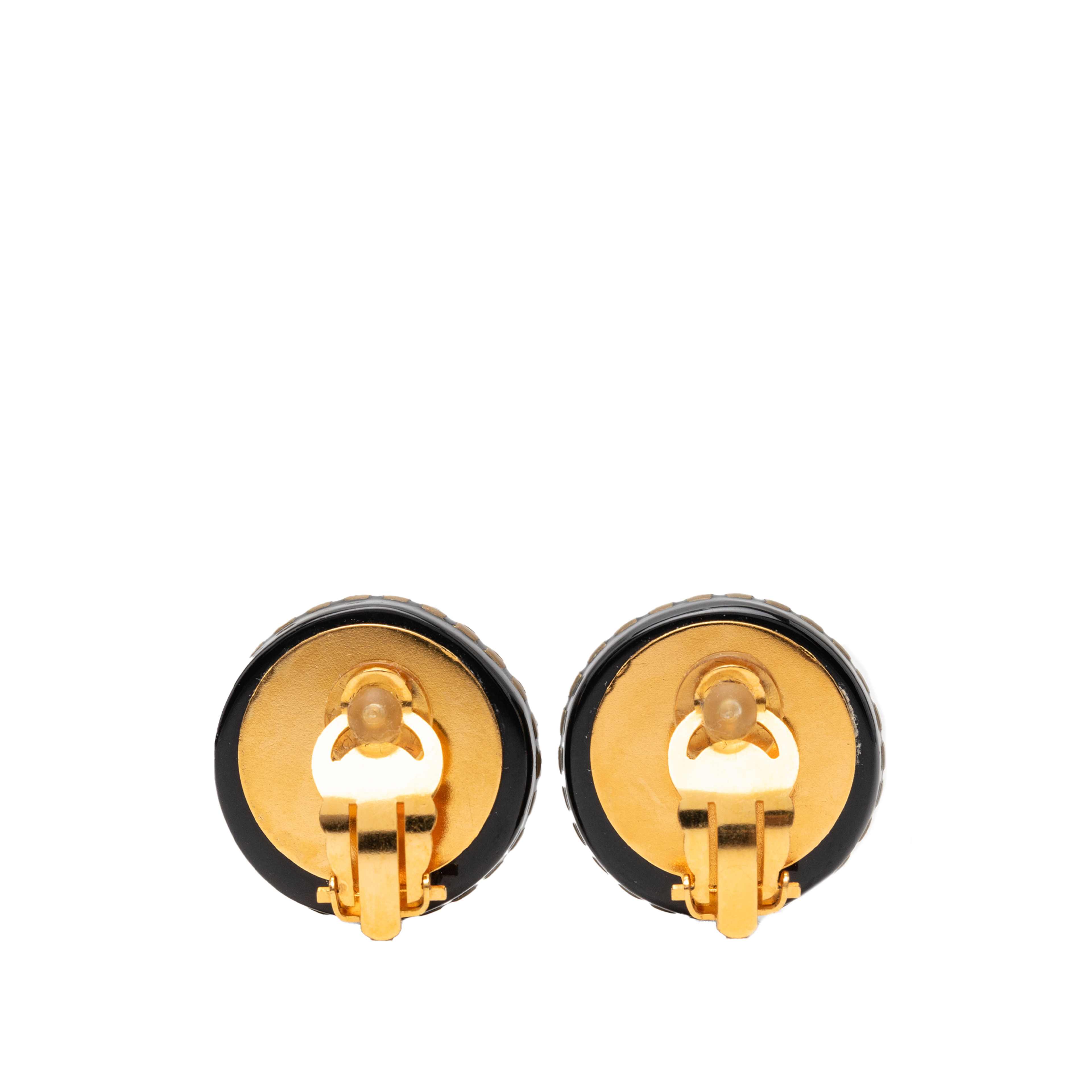 Chanel Cc Resin And Crystal Round Clip On Earrings, från Luxclusif, i färgen svart. Klicka för att öppna bilden i stort format