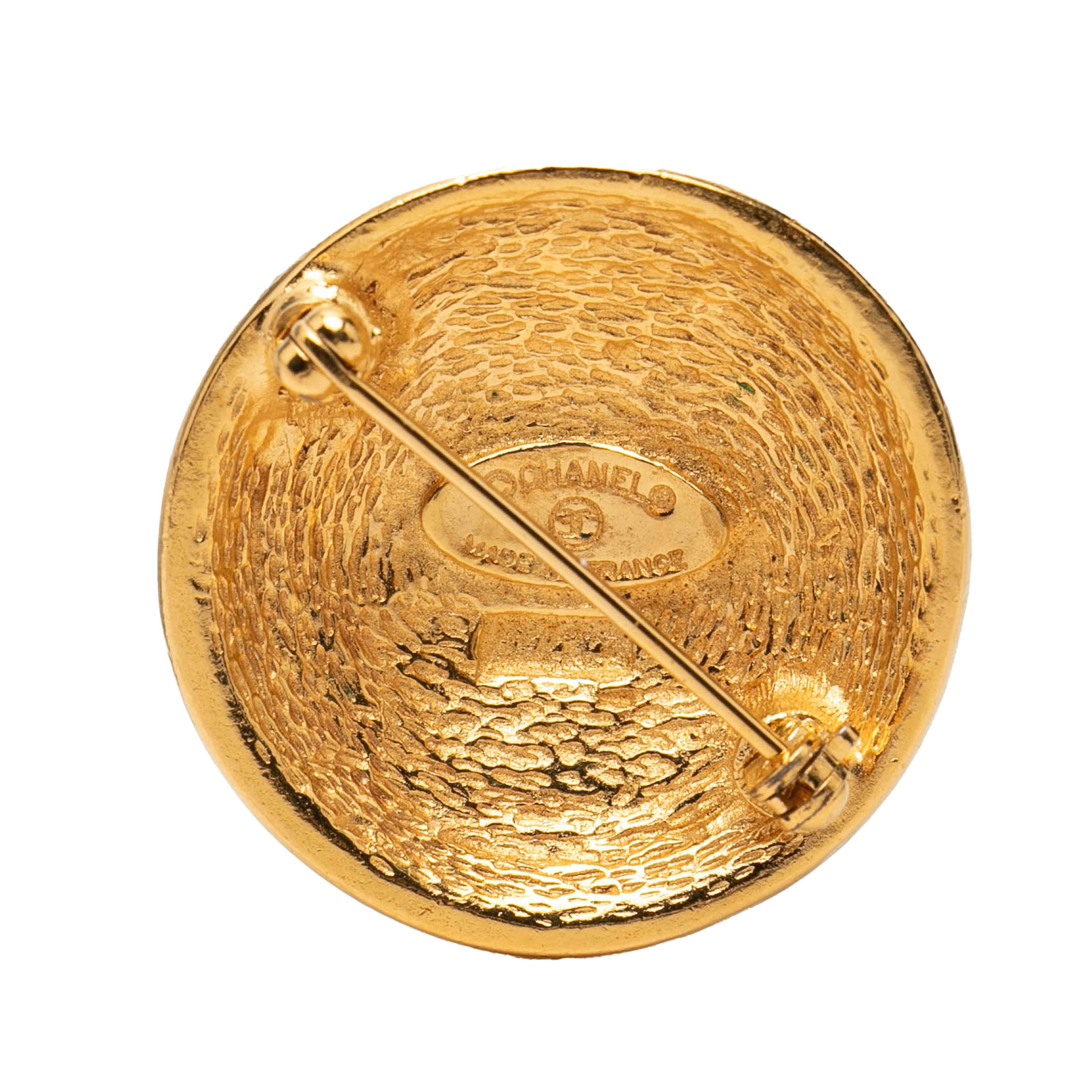 Chanel Cc Gold Plated Quilted Round Brooch, från Luxclusif, i färgen guld. Klicka för att öppna bilden i stort format