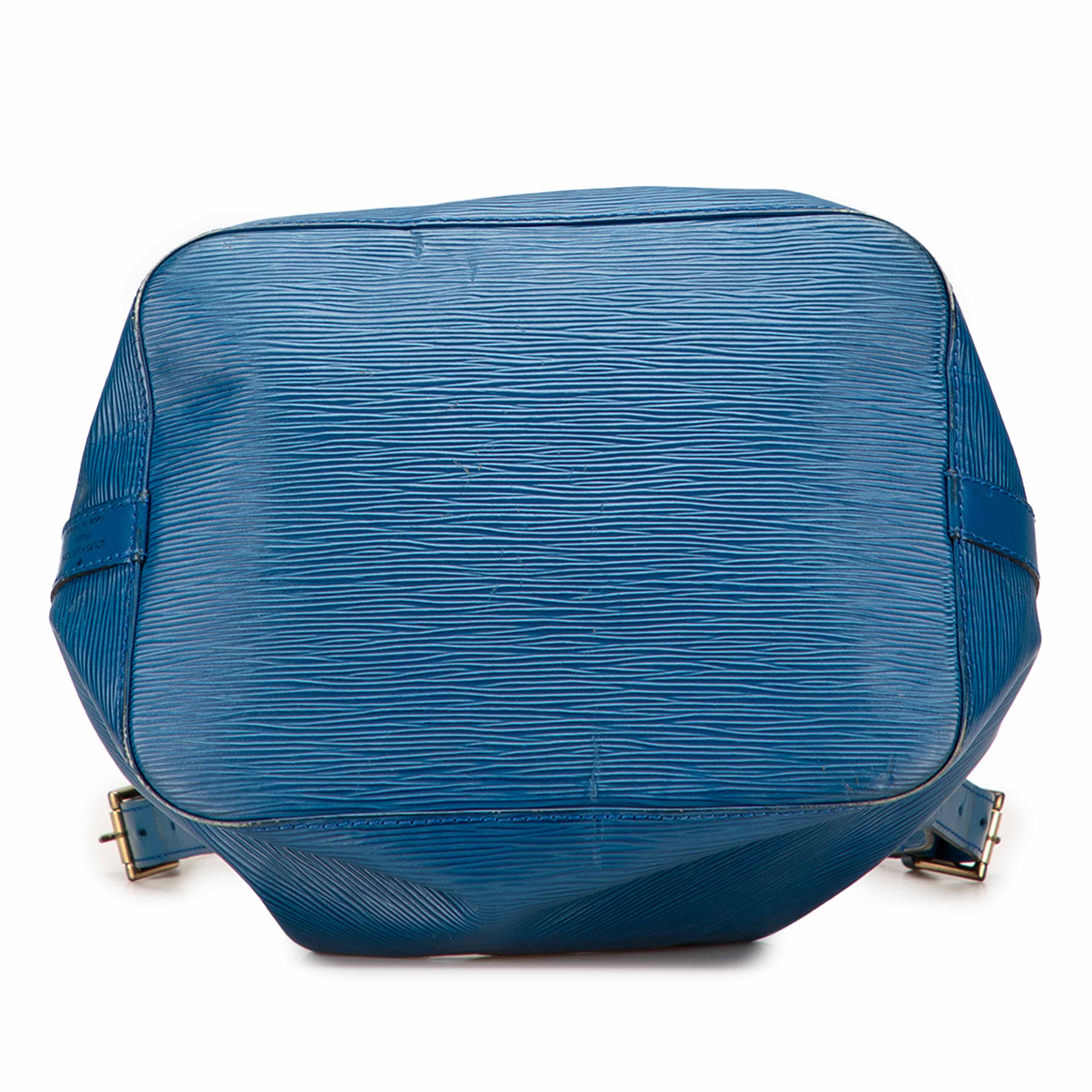 Louis Vuitton Epi Petit Noe, från Luxclusif, i färgen blue. Klicka för att öppna bilden i stort format