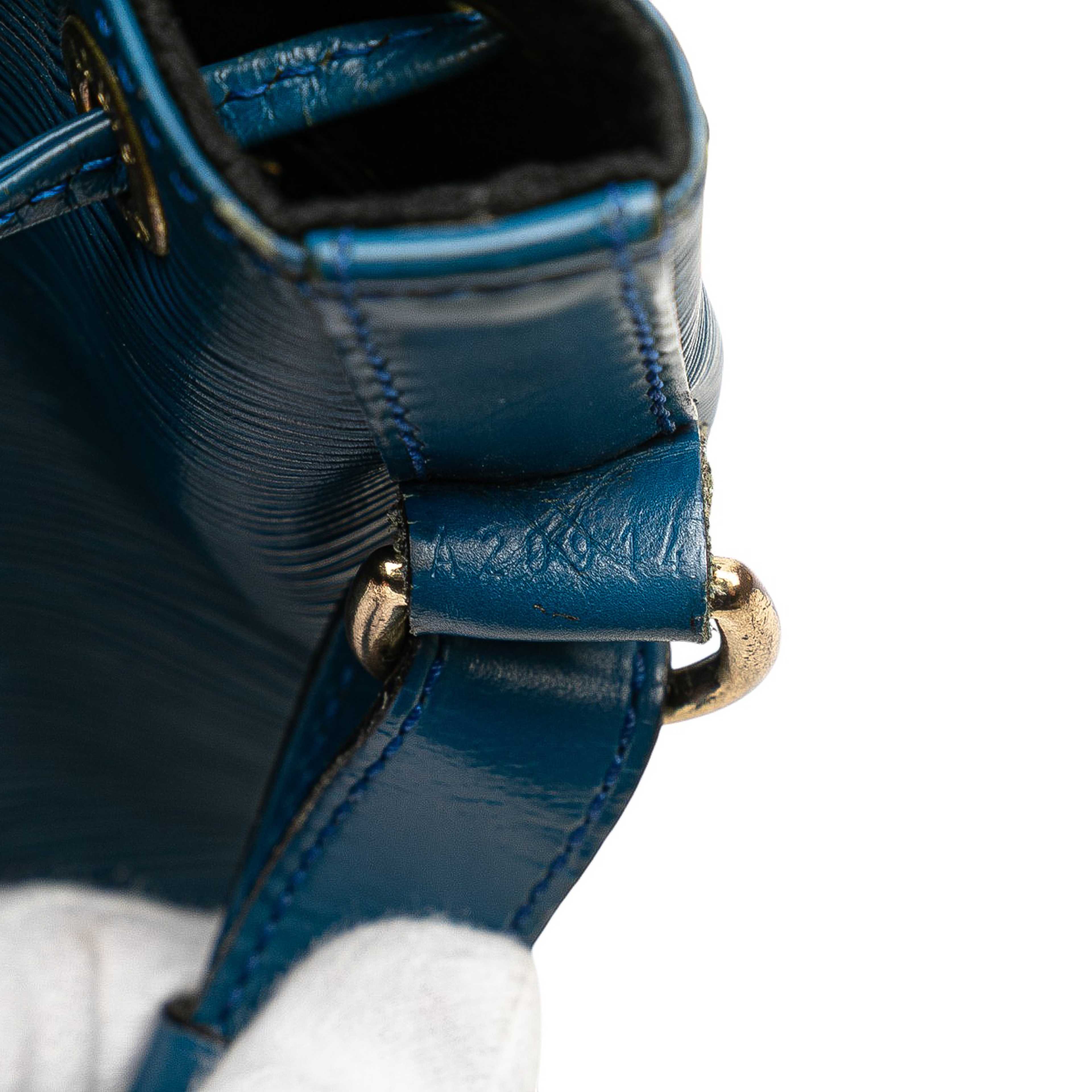 Louis Vuitton Epi Petit Noe, från Luxclusif, i färgen blue. Klicka för att öppna bilden i stort format