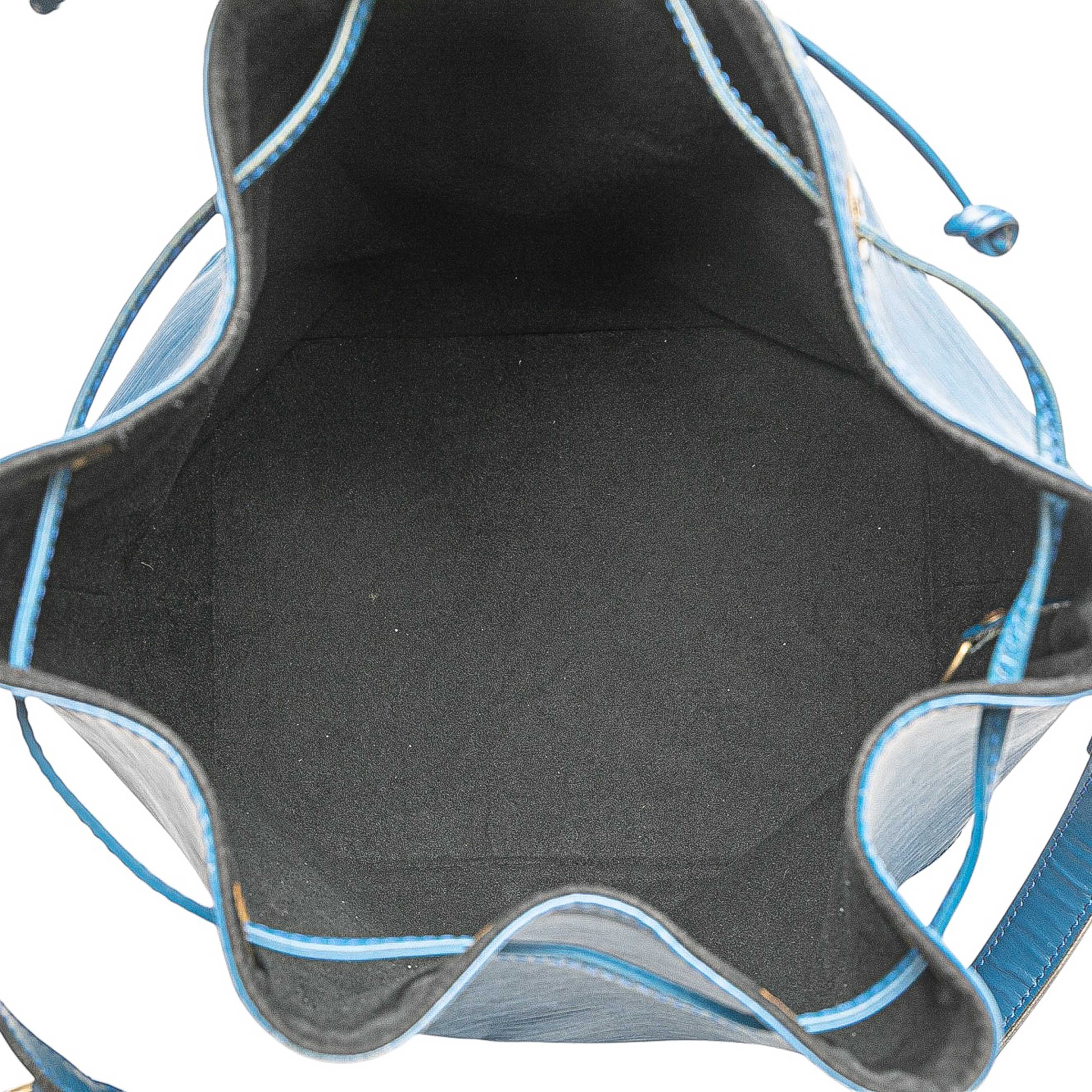 Louis Vuitton Epi Petit Noe, från Luxclusif, i färgen blue. Klicka för att öppna bilden i stort format