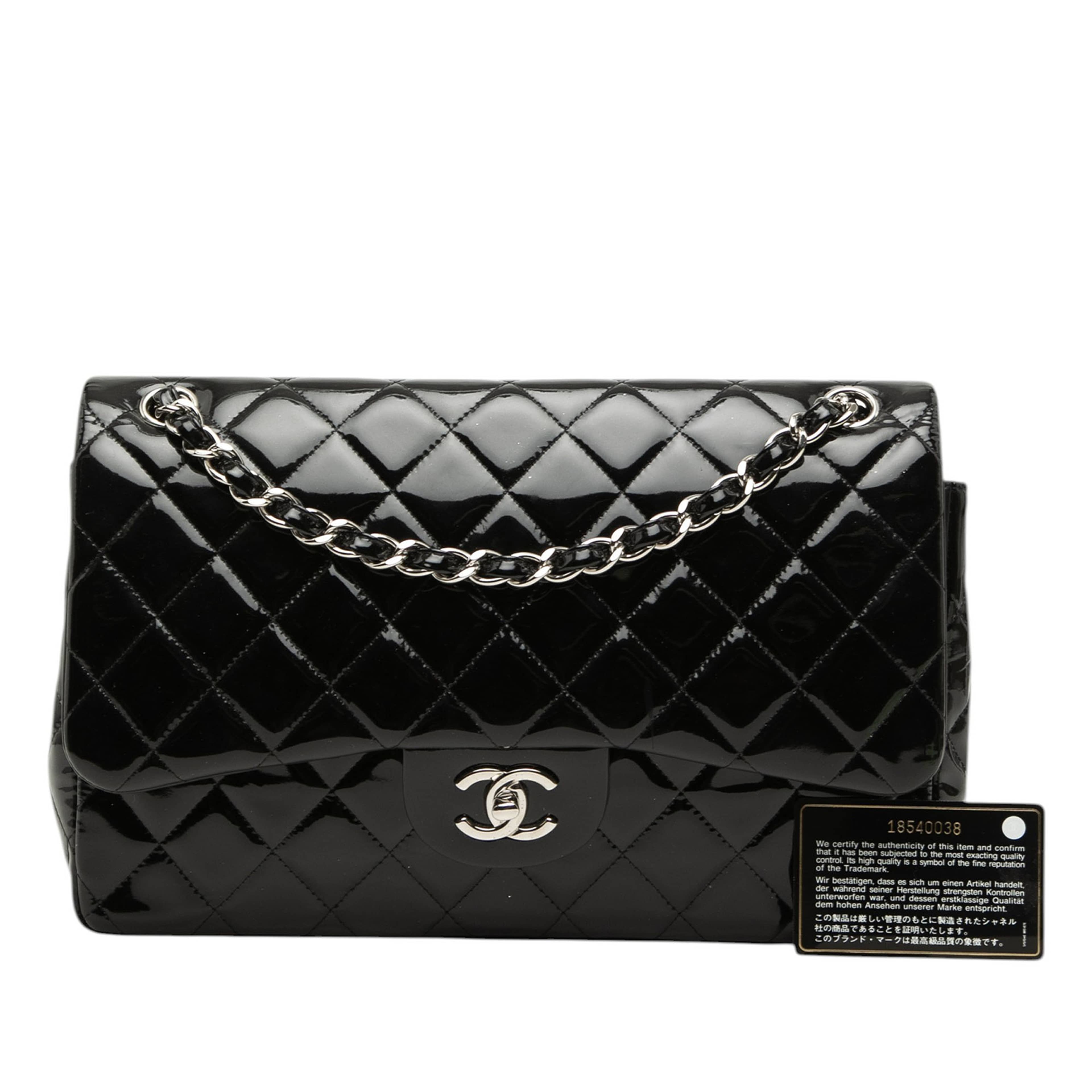 Chanel Jumbo Classic Patent Double Flap, från Luxclusif, i färgen svart. Klicka för att öppna bilden i stort format