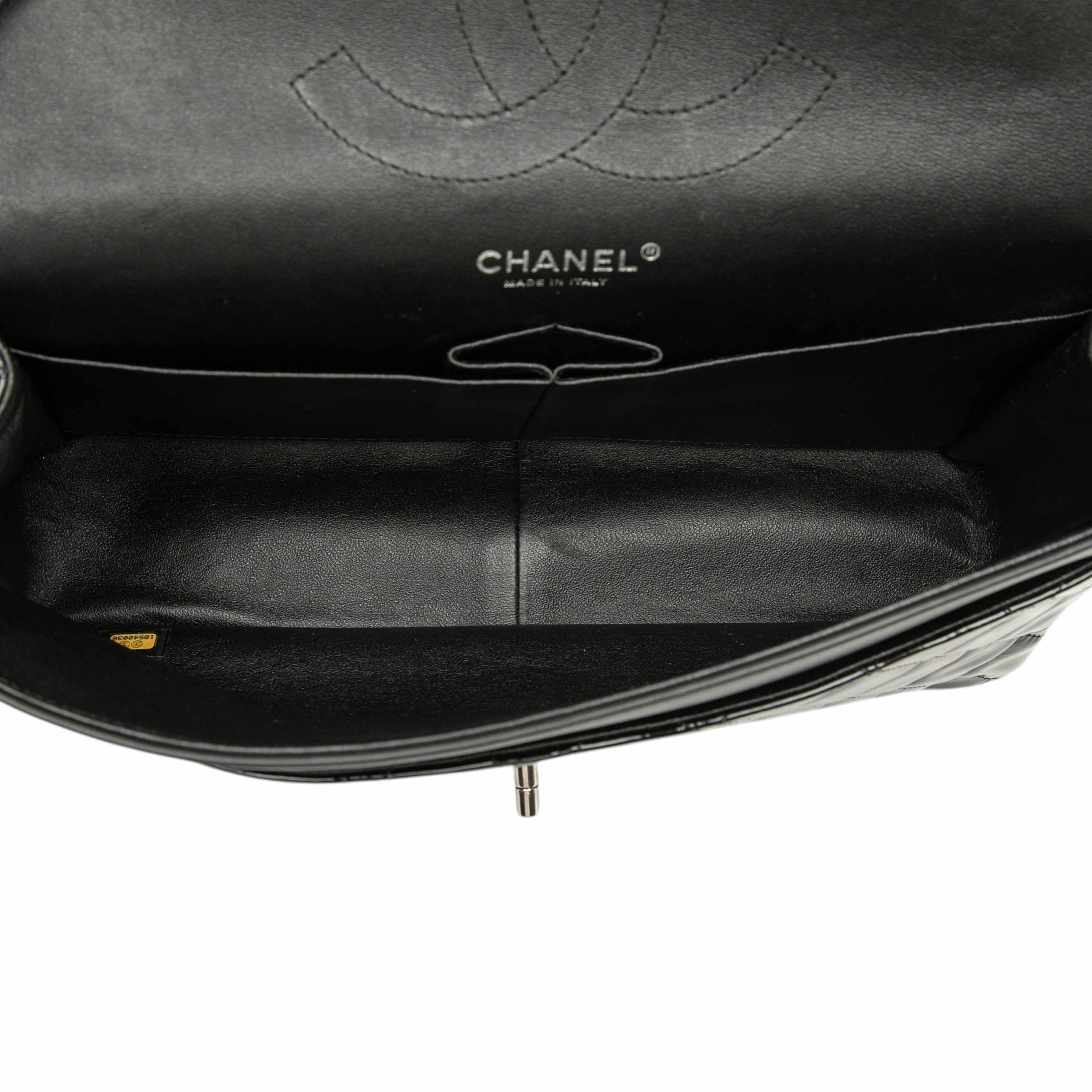 Chanel Jumbo Classic Patent Double Flap, från Luxclusif, i färgen black. Klicka för att öppna bilden i stort format