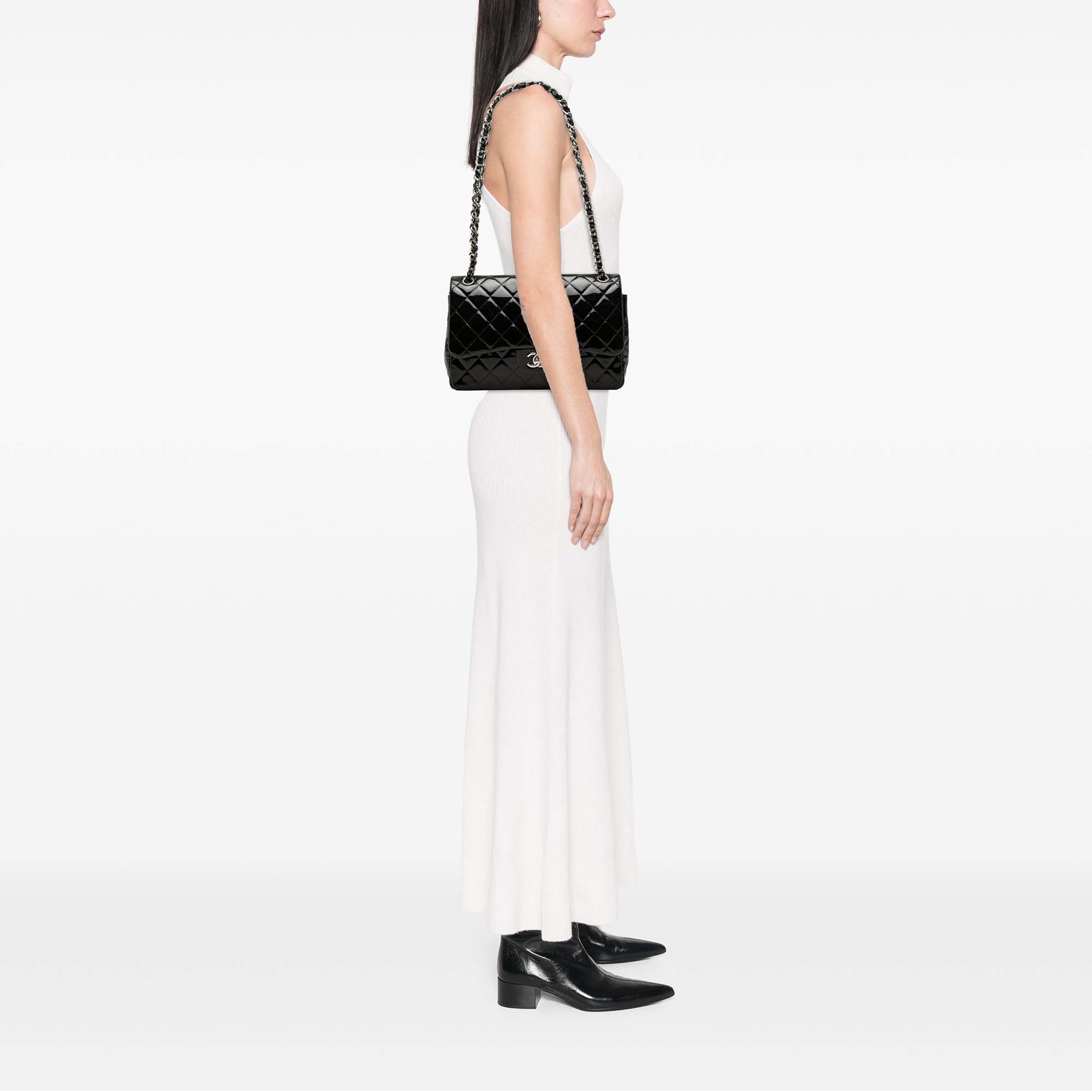 Chanel Jumbo Classic Patent Double Flap, från Luxclusif, i färgen svart. Klicka för att öppna bilden i stort format
