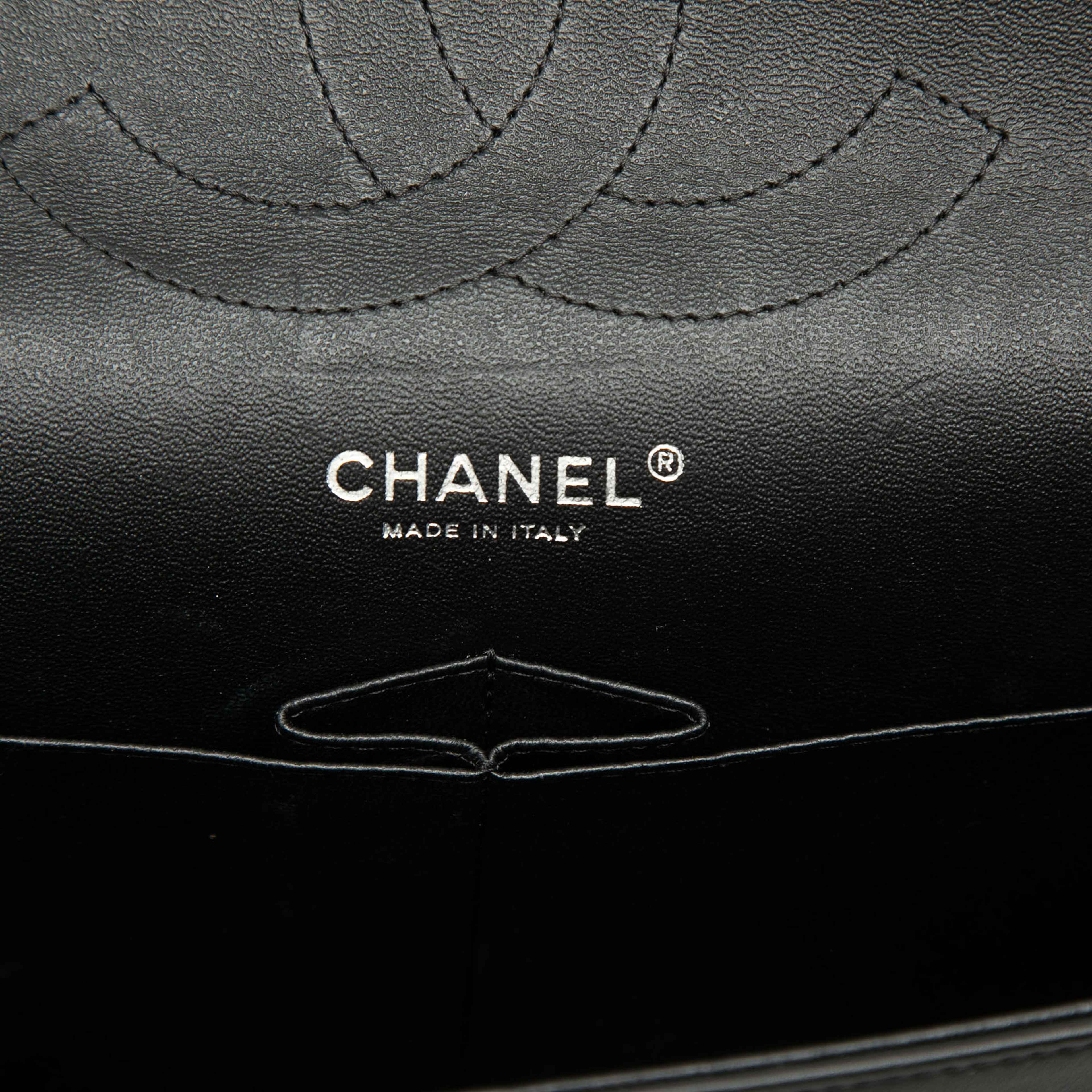 Chanel Jumbo Classic Patent Double Flap, från Luxclusif, i färgen black. Klicka för att öppna bilden i stort format