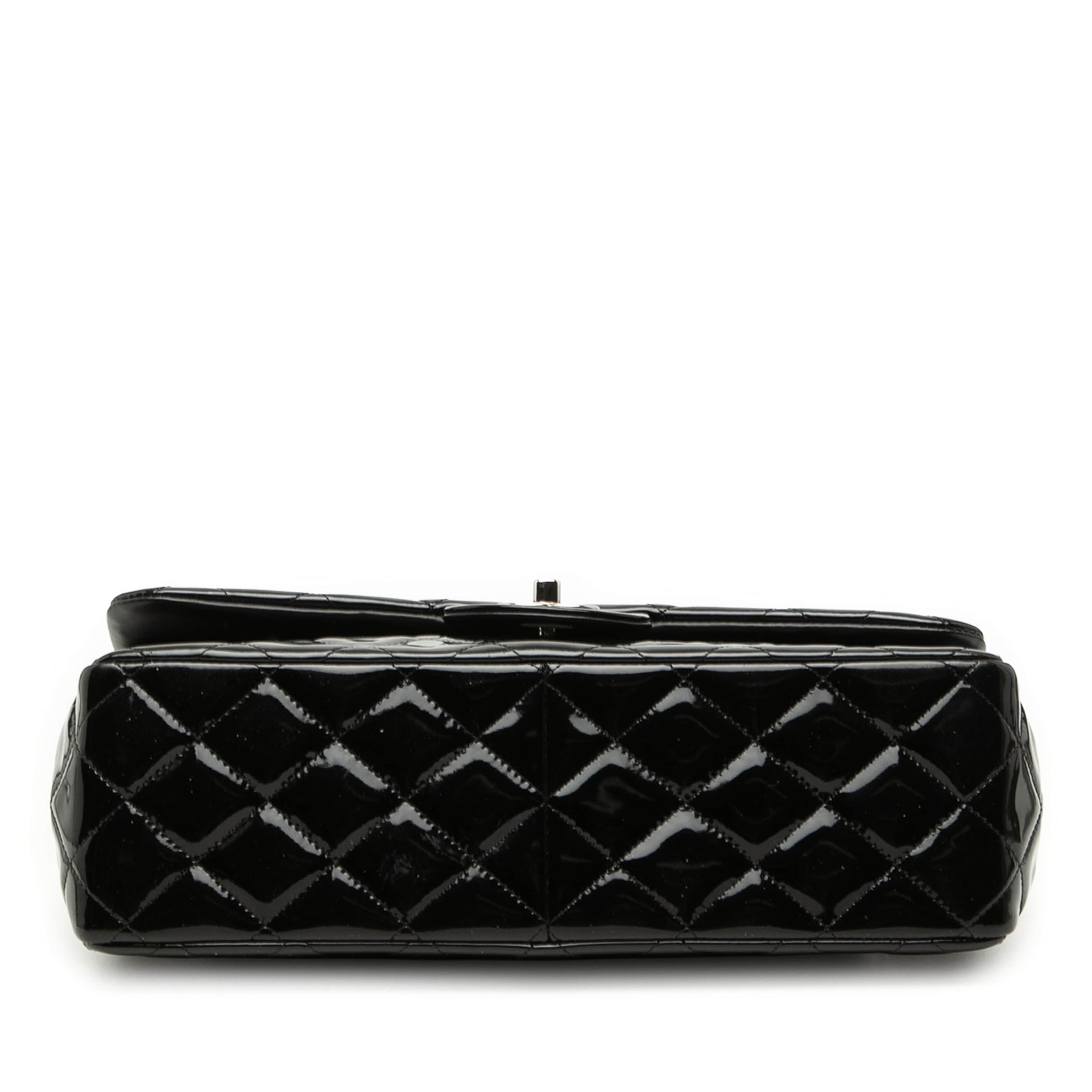 Chanel Jumbo Classic Patent Double Flap, från Luxclusif, i färgen black. Klicka för att öppna bilden i stort format