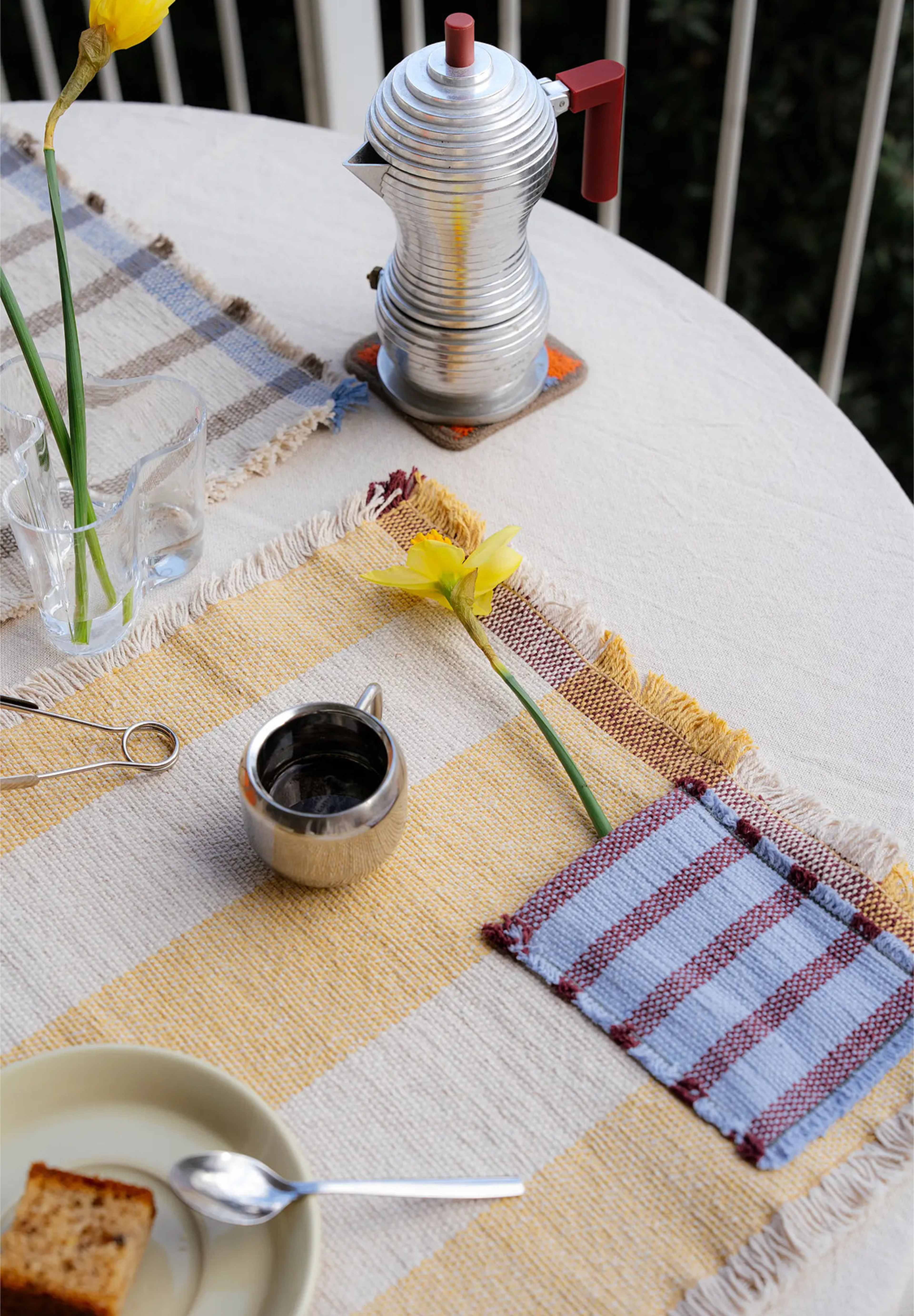 Bordstabletter Pocket Handvävda - 2 pack, från LORENA CANALS, i färgen mörk honung, naturlig, marsala, anilblå, terrazo. Klicka för att öppna bilden i stort format