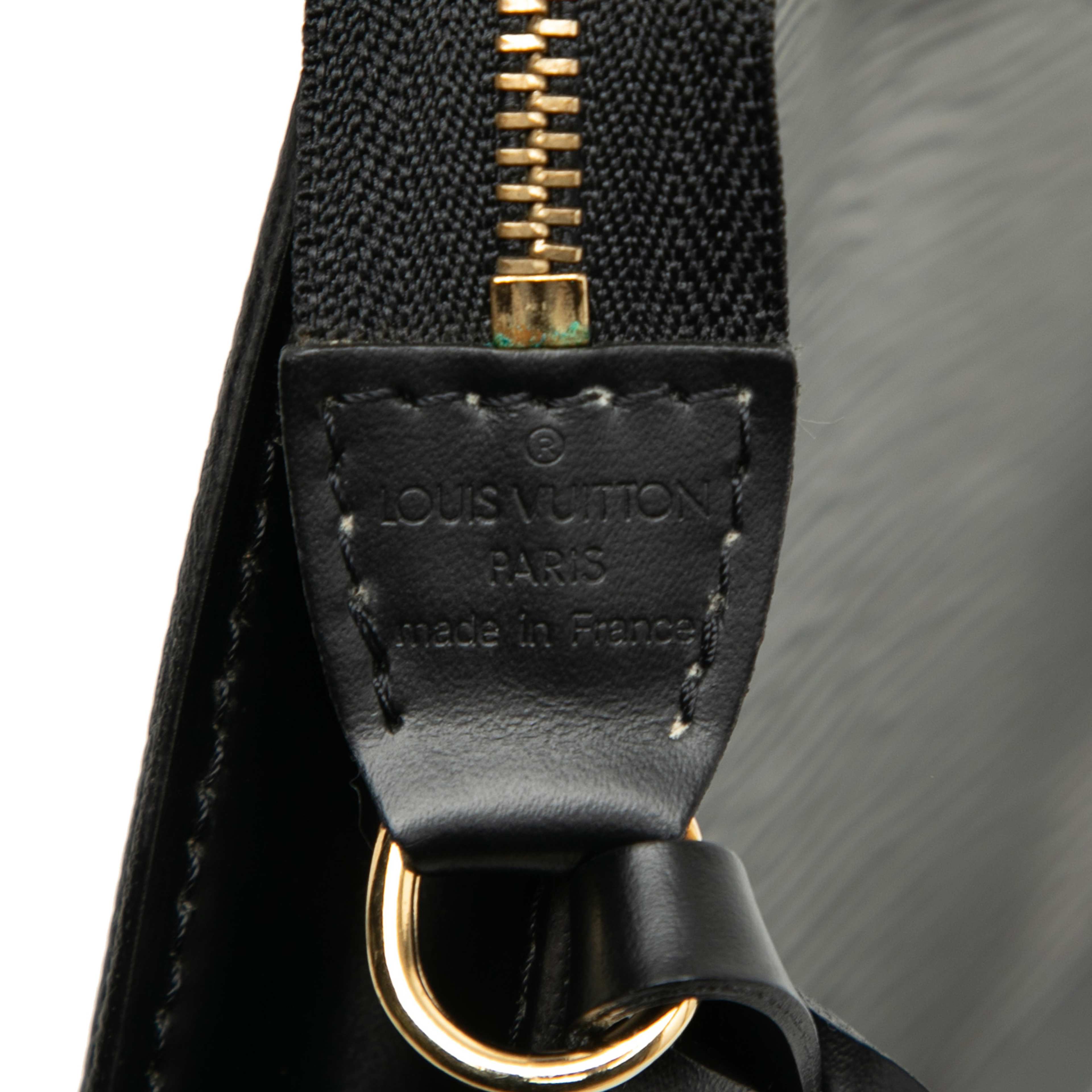 Louis Vuitton Epi Pochette Accessoires, från Luxclusif, i färgen black. Klicka för att öppna bilden i stort format